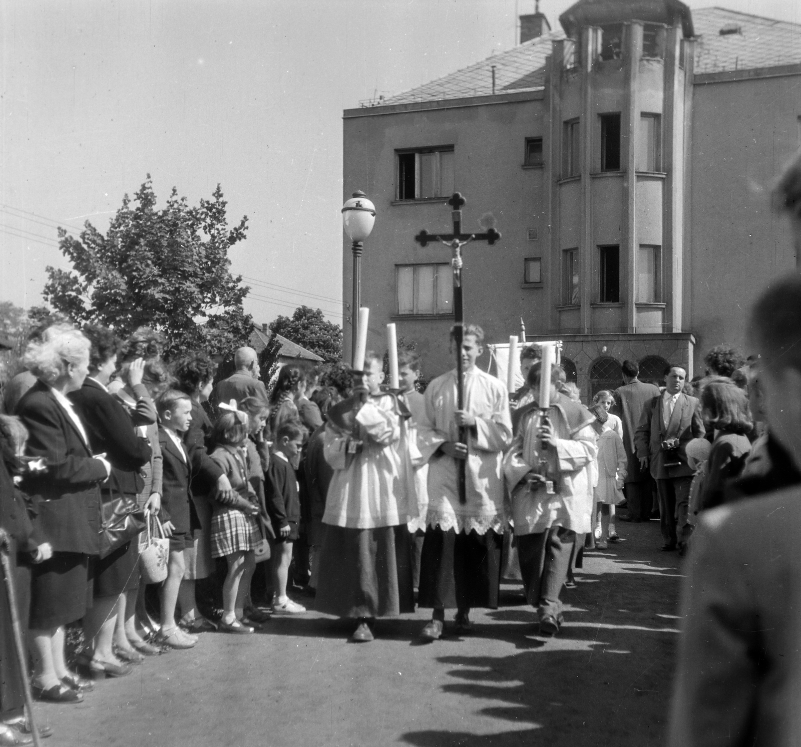 Hungary, Budapest XII., a felvétel a mai Apor Vilmos téren a Felső-Krisztinavárosi Keresztelő Szent János-templom mellett készült, háttérben a plébánia épülete., 1960, Dienes Balázs, Budapest, crucifix, procession, Fortepan #120260