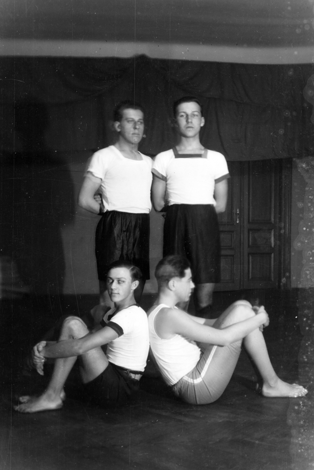 1928, Dienes Balázs, hands behind the back, sitting with hands on knees, Fortepan #120262