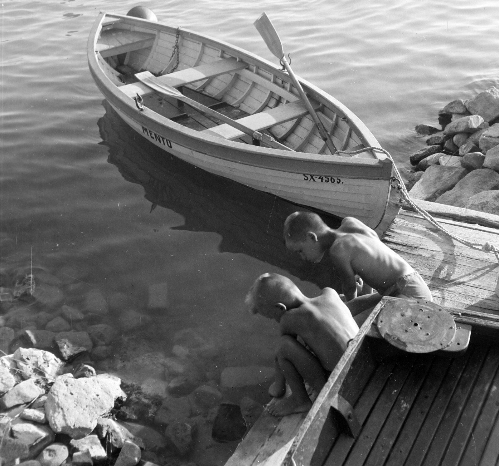 Hungary,Lake Balaton, 1957, Dienes Balázs, paddle, half-naked, boys, shore, boat, Fortepan #120265