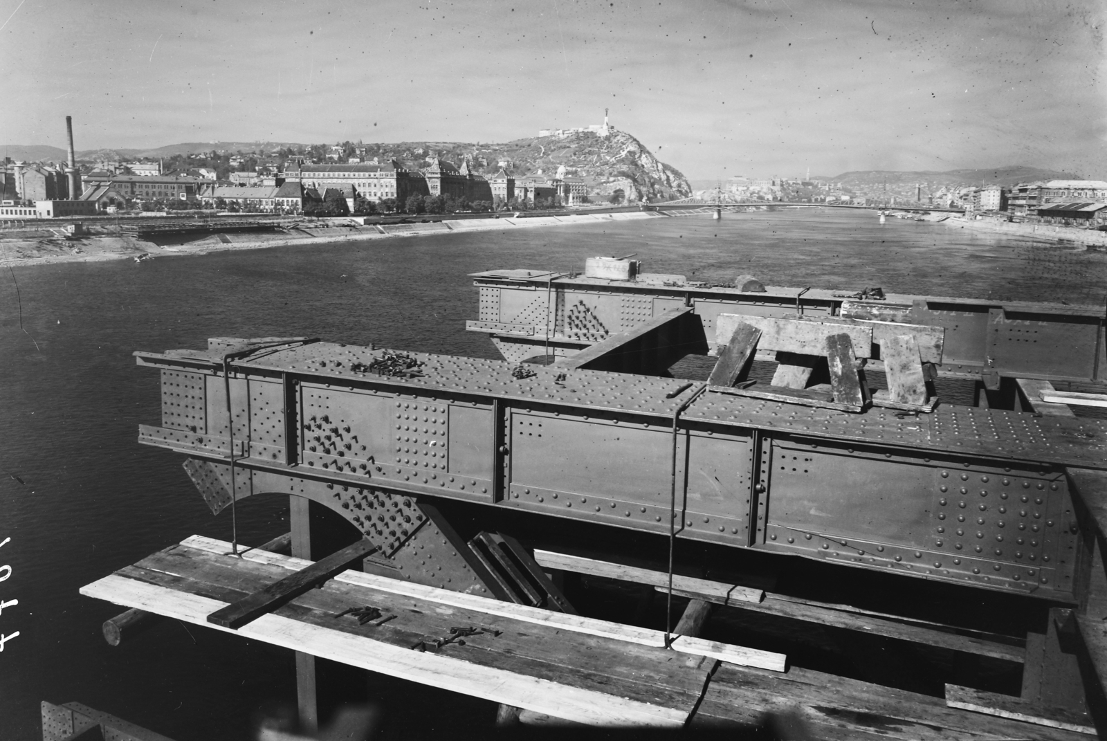 Hungary, Budapest, a Petőfi híd újjáépítése, háttérben a Gellért-hegy., 1951, UVATERV, construction, picture, bridge building, Fortepan #12027