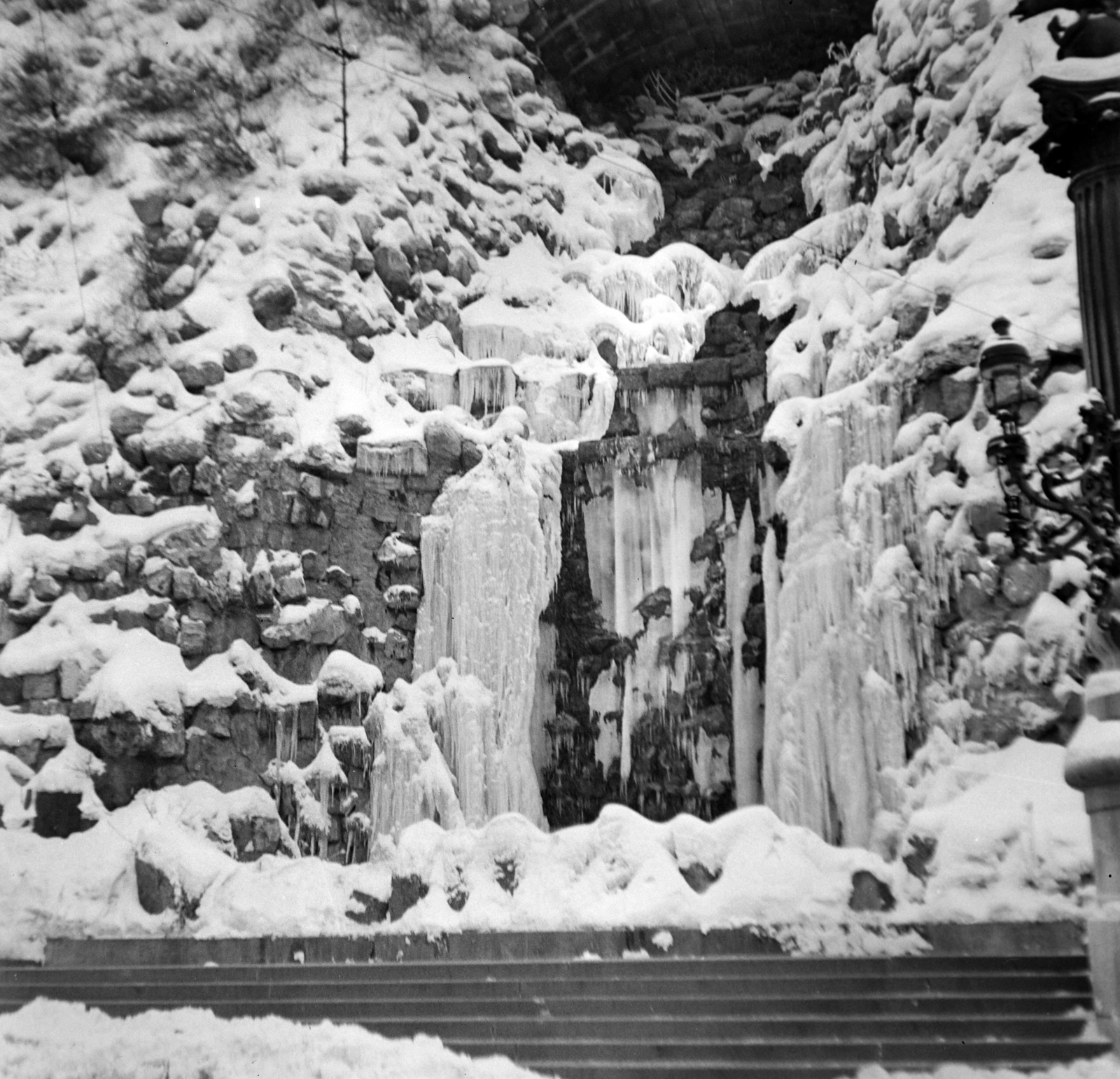 Hungary, Budapest I., Döbrentei tér, a Szent Gellért lépcső és a befagyott vízesés., 1943, Dienes Balázs, Budapest, rock, hillside, winter, ice, Fortepan #120272
