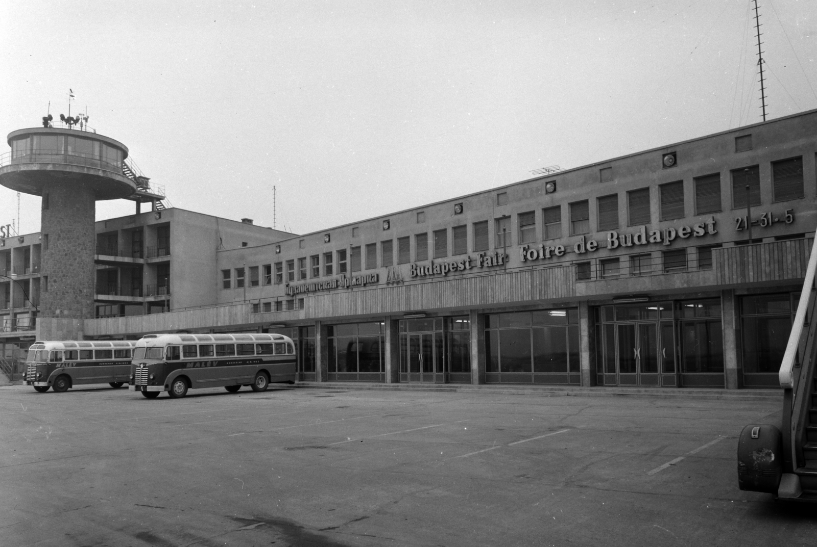 Hungary, Ferihegy (now - Ferenc Liszt) International Airport, Budapest XVIII., 1966, UVATERV, bus, Hungarian brand, Ikarus-brand, aerial, airport, Hungarian Airlines, Budapest, control tower, Károly Dávid-design, Fortepan #12029