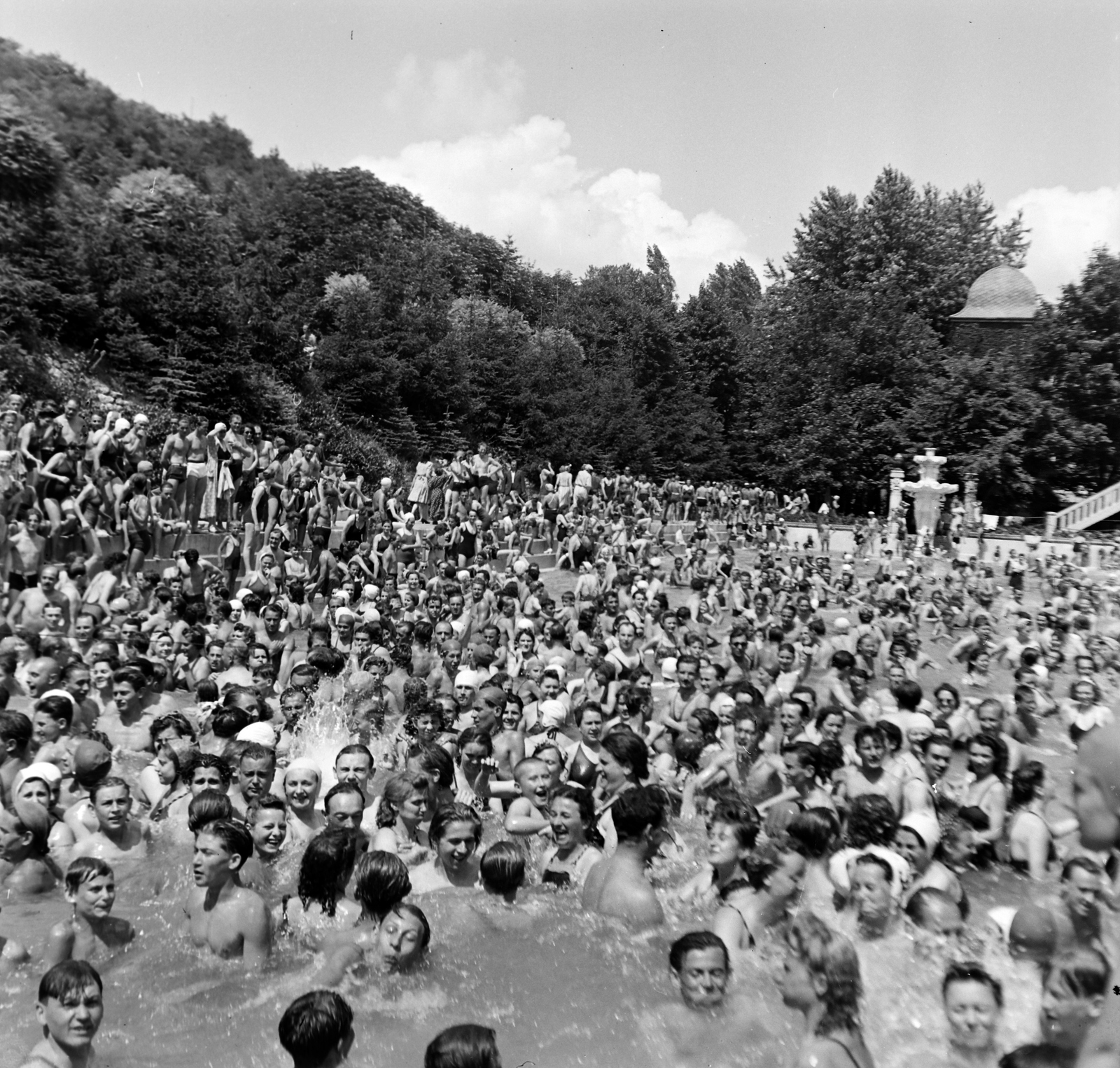 Hungary, Budapest III., Csillaghegyi strandfürdő., 1940, Dienes Balázs, mass, bath, Budapest, Fortepan #120290