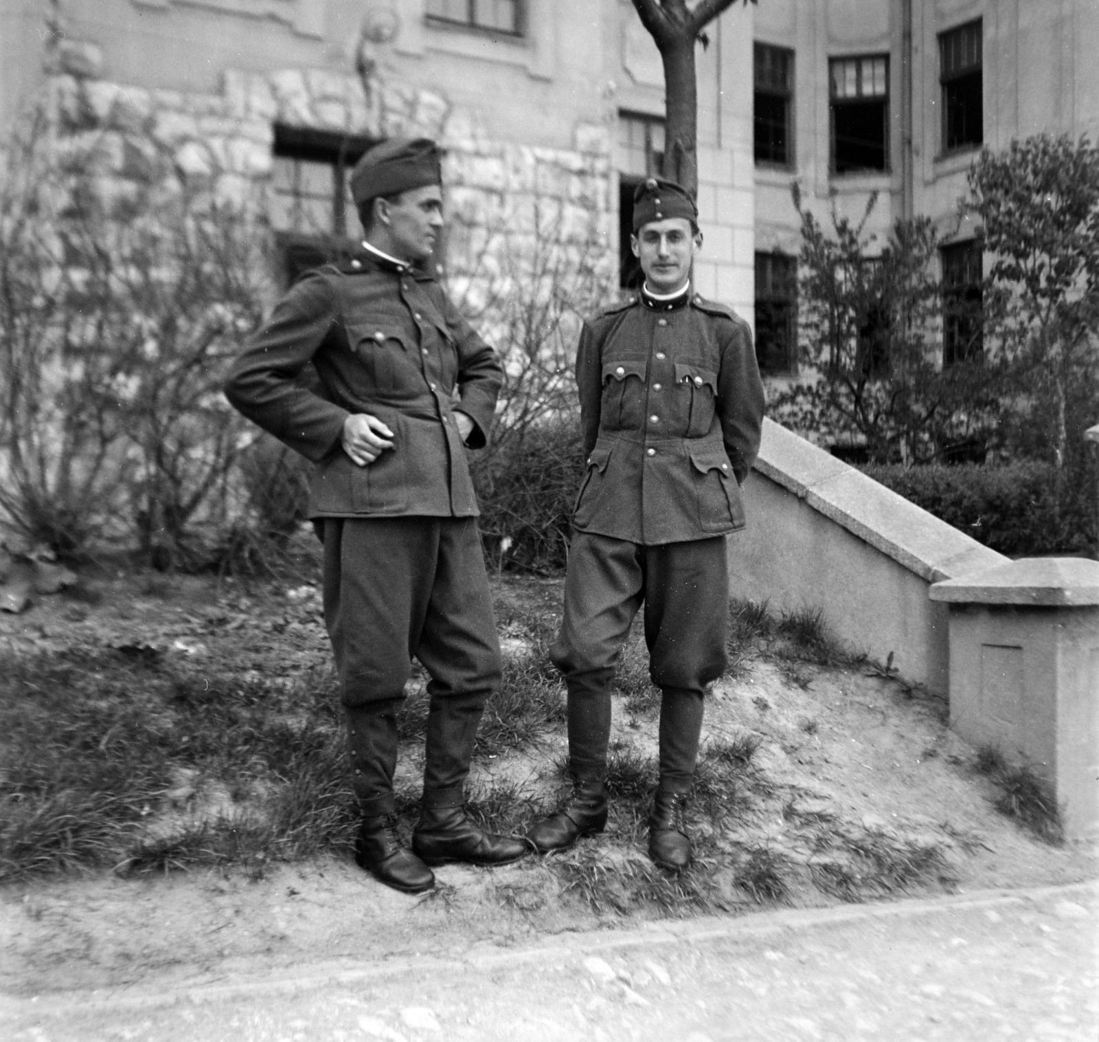 Magyarország, Budapest XI., Budaörsi út, a Károly Király (később Petőfi) laktanya udvara., 1940, Dienes Balázs, Budapest, magyar katona, Fortepan #120306