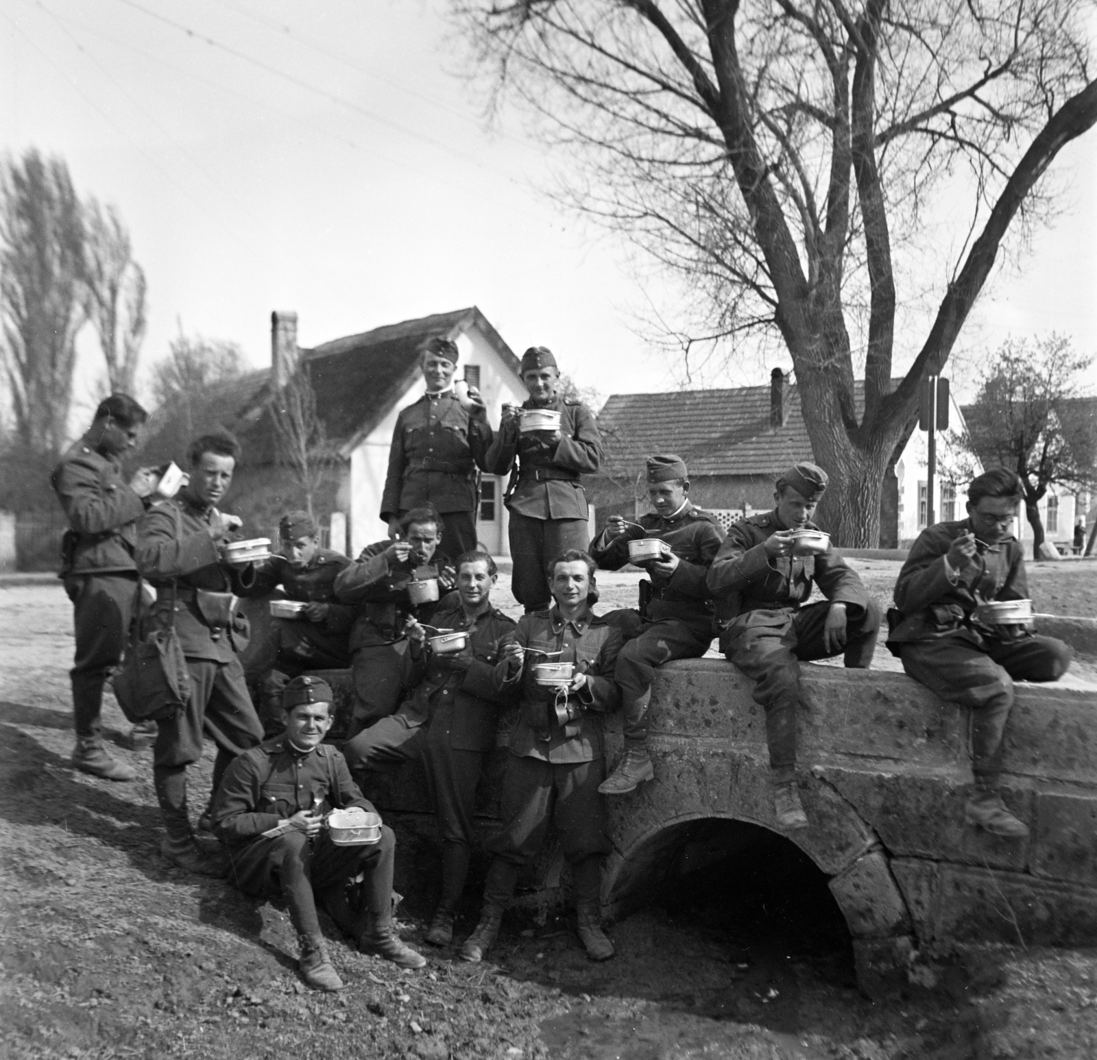 1940, Dienes Balázs, village, bridge, meal, dixie, tableau, street view, soldier, Fortepan #120313