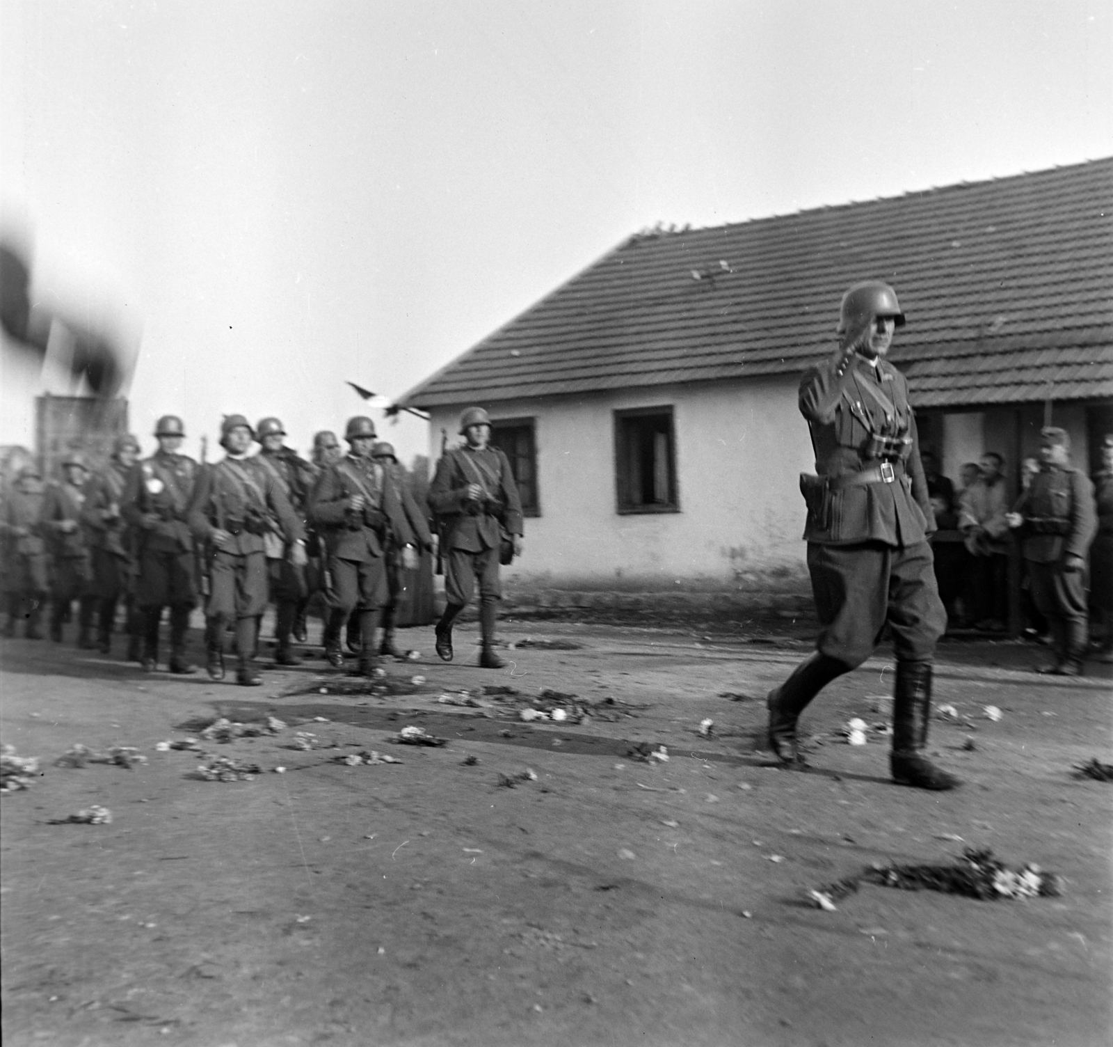 Romania,Transylvania, Borș, a felvétel a magyar csapatok bevonulása idején készült., 1940, Dienes Balázs, helmet, soldier, Fortepan #120315