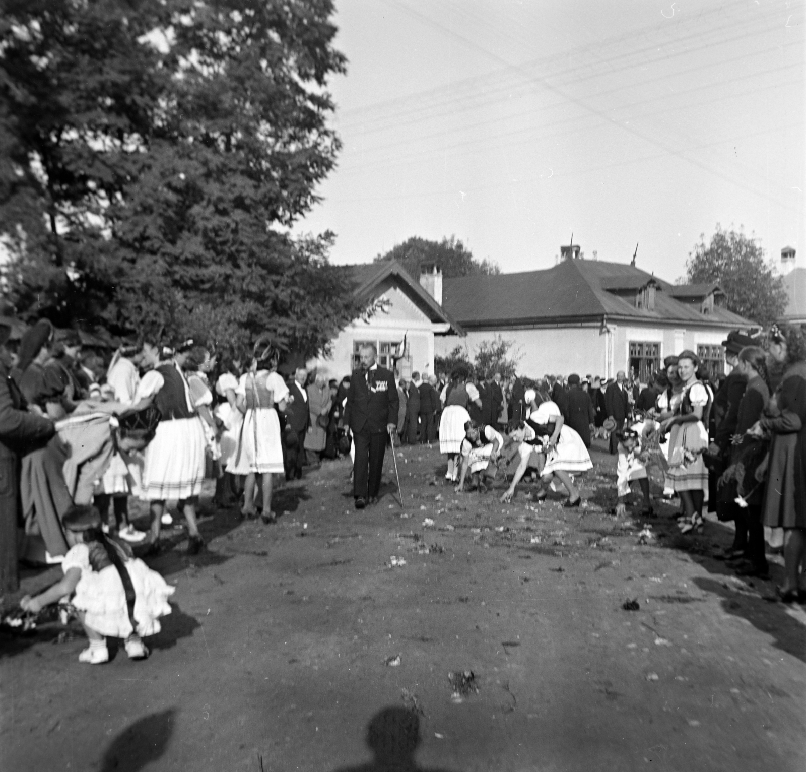 Romania,Transylvania, Borș, a felvétel a magyar csapatok bevonulása idején készült., 1940, Dienes Balázs, street view, festive, flower, folk costume, Fortepan #120317