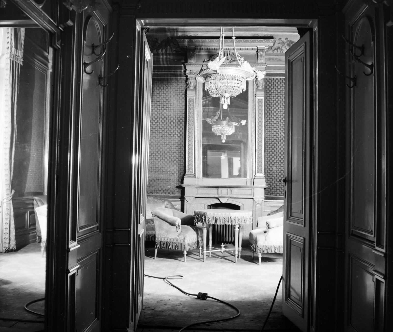 Hungary, Budapest VIII., Blaha Lujza tér, Nemzeti Színház, fogadóhelyiség., 1964, UVATERV, art of theater, national theater, saloon, furniture, mirror, interior, chandelier, coat-stand, Budapest, Fortepan #12032