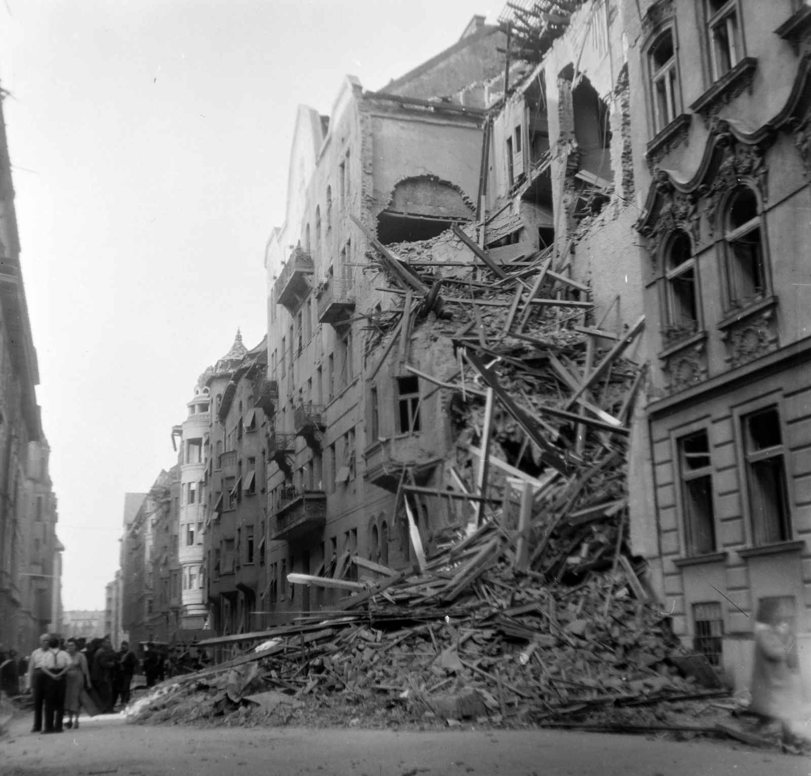 Hungary, Budapest XIII., Kresz Géza utca a Radnóti Miklós (Sziget) utca felé nézve, jobbra a bombatalálatot kapott 19. számú ház., 1944, Dienes Balázs, Budapest, damaged building, Fortepan #120329