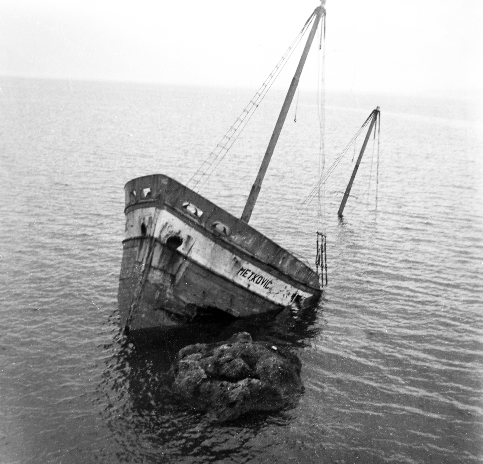 Croatia,Adriatic Sea, a jugoszláv zászló alatt hajózó Metković szállítóhajó roncsa Medići közelében. A hajó 1969. június 17-én süllyedt el., 1969, Dienes Balázs, photo aspect ratio: square, shipwreck, Fortepan #120333