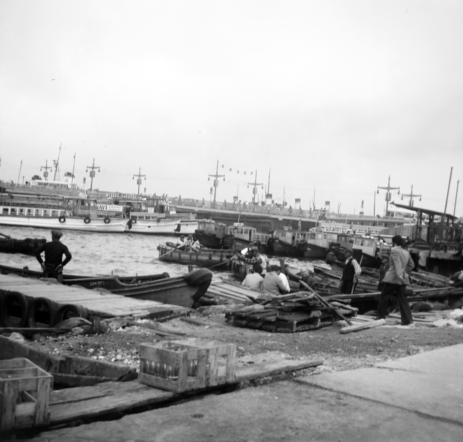 Törökország, Isztambul, kikötő a Boszporuszon, háttérben a Galata híd., 1965, Dienes Balázs, hajó, kikötő, Fortepan #120336