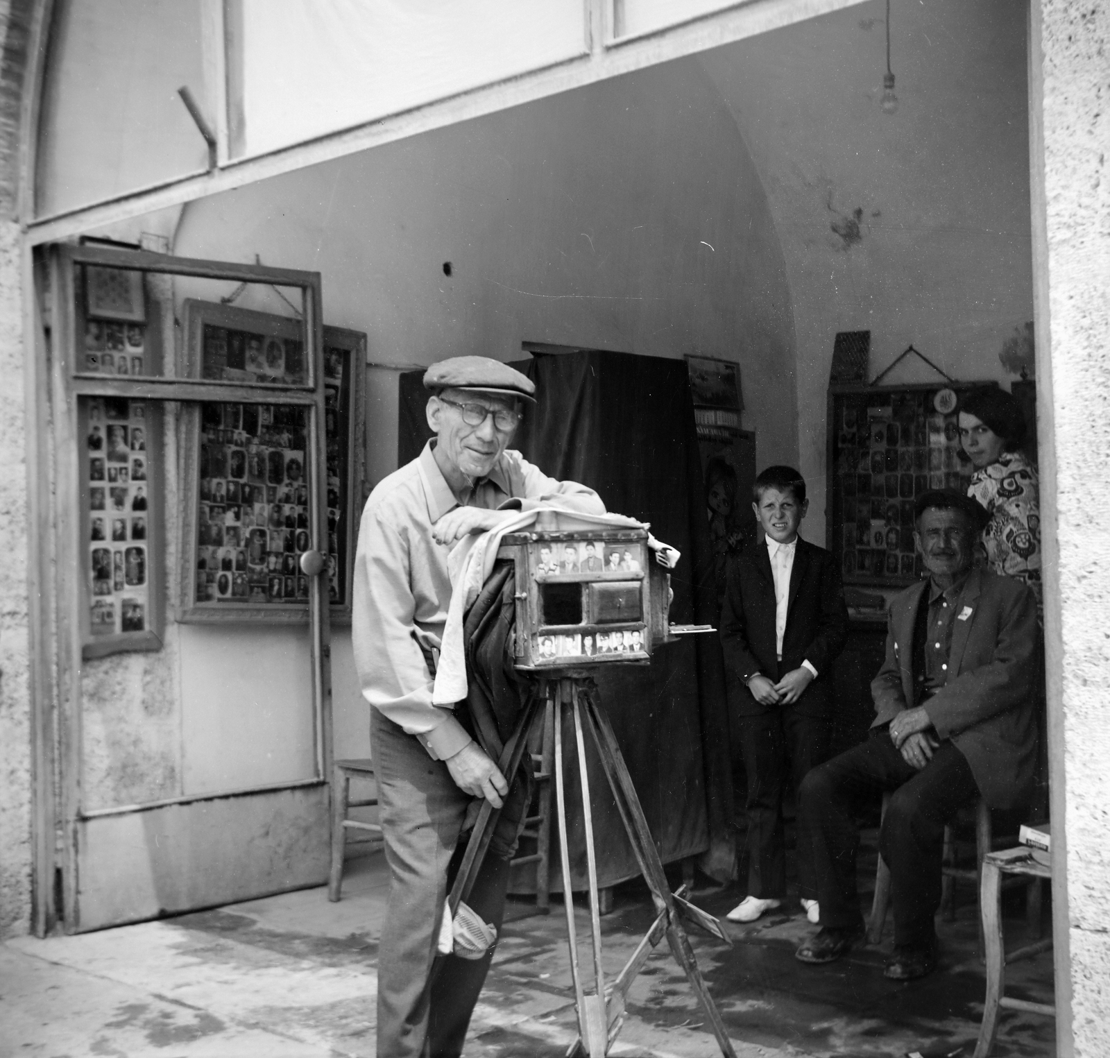 Törökország, Isztambul, 1965, Dienes Balázs, portré, fotózás, fotóállvány, Bokszkamera, utcai fotózás, kihalt mesterség, Fortepan #120337