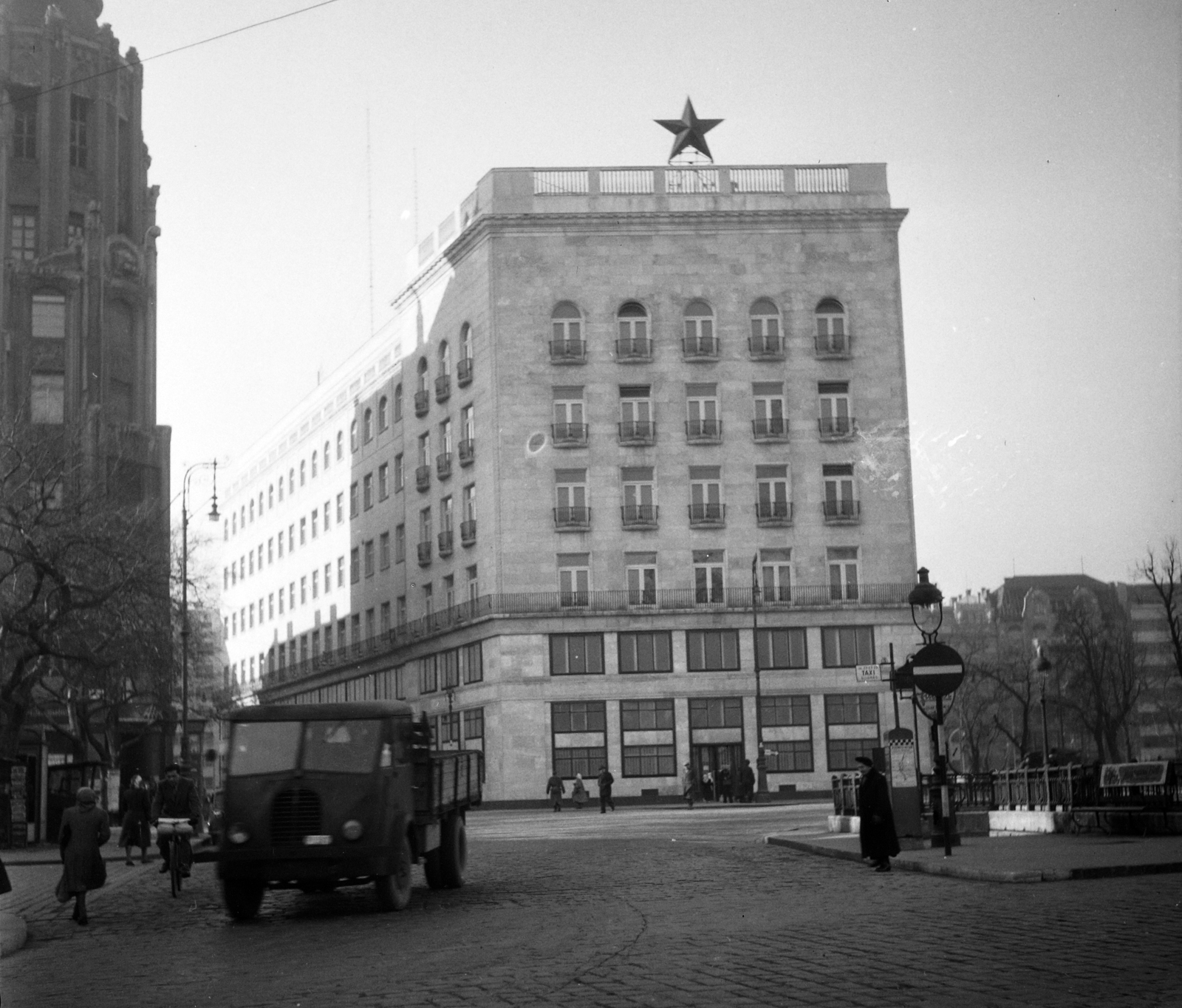 Magyarország, Budapest V., Deák Ferenc tér, szemben a Budapesti Rendőr-főkapitányság épülete, jobbra az Erzsébet (Sztálin) tér., 1951, UVATERV, teherautó, Budapest, utcakép, középület, vörös csillag, Peugeot-márka, Fortepan #12034