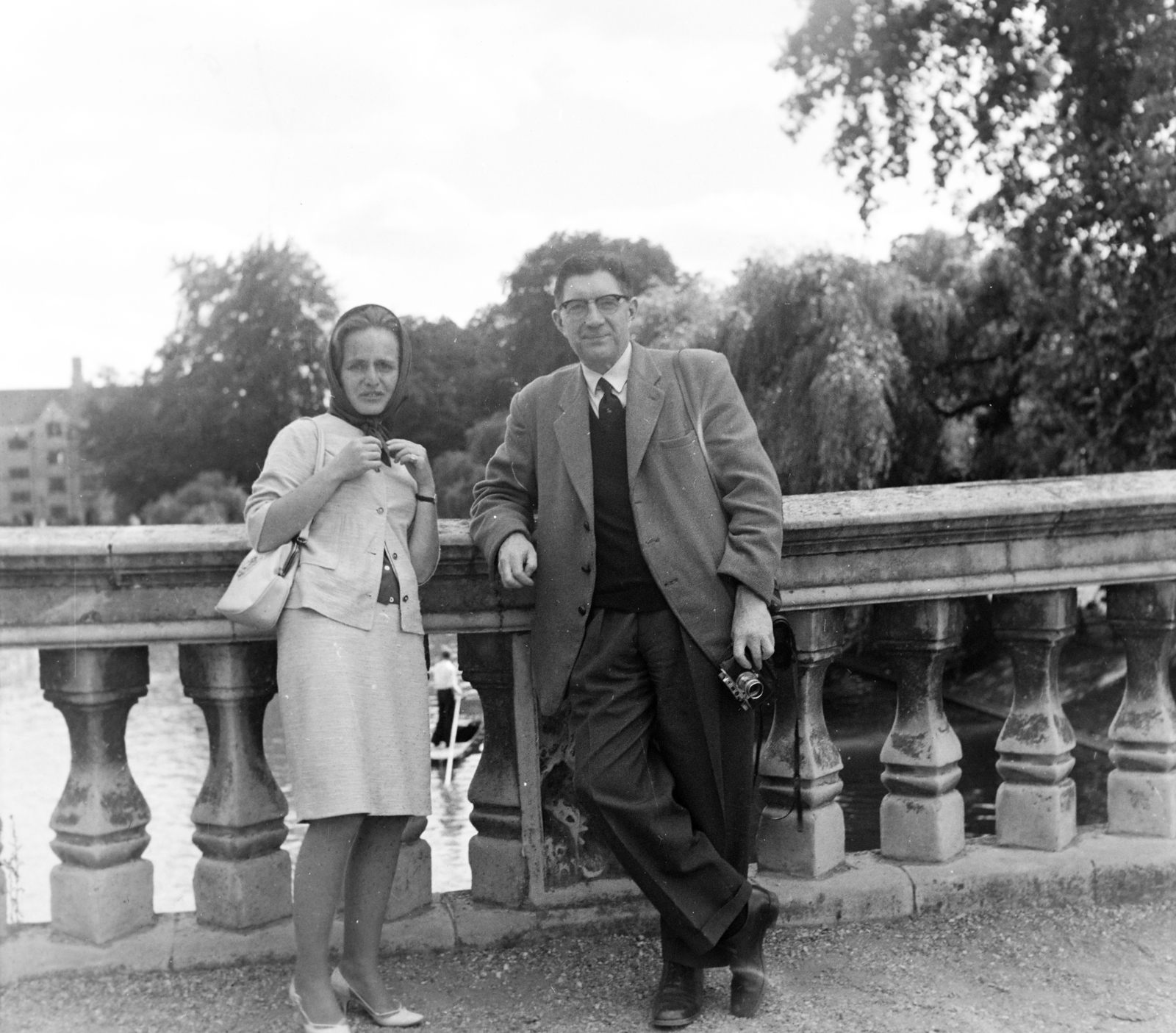 United Kingdom, Cambridge, Clare College, a Clare híd a Cam folyó felett., 1963, Dienes Balázs, leaning, railing, camera, balustrade, Fortepan #120346