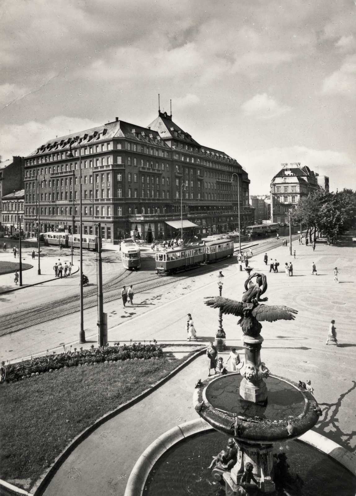 Slovakia, Bratislava, Hviezdoslavovo námestie, szemben a Carlton Hotel, előtérben a Ganümédesz-kút., 1954, Hanser Mária, hotel, tram, sculpture, Fortepan #120351