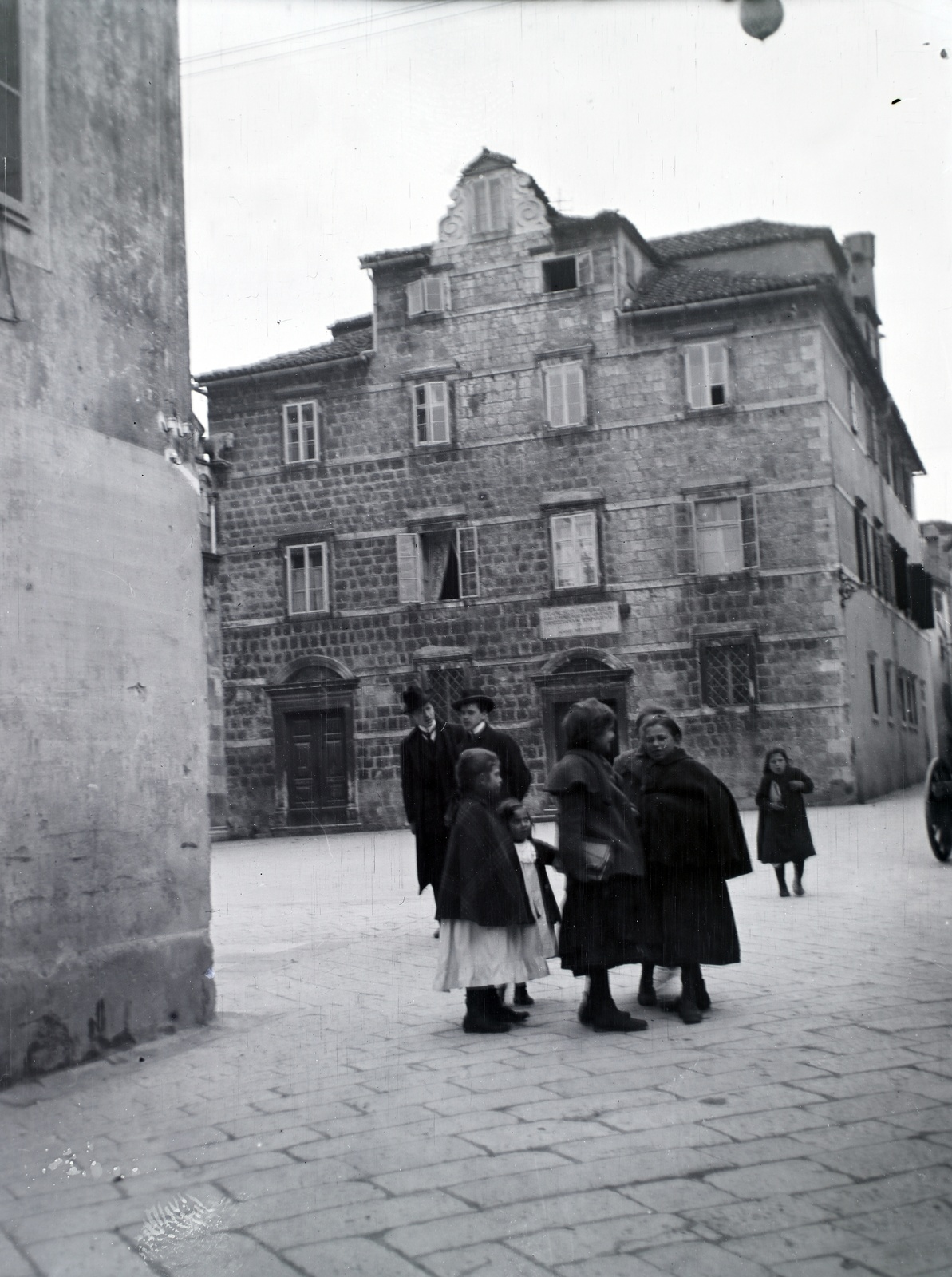 Croatia,Adriatic Sea, Zadar, ulica Nadbiskupa Mate Karamana, szemben a Trg Svete Stošije és ott a Zmajević Érseki Szeminárium (Svećenički dom “Zmajević”) épülete., 1913, Hanser Mária, Fortepan #120357