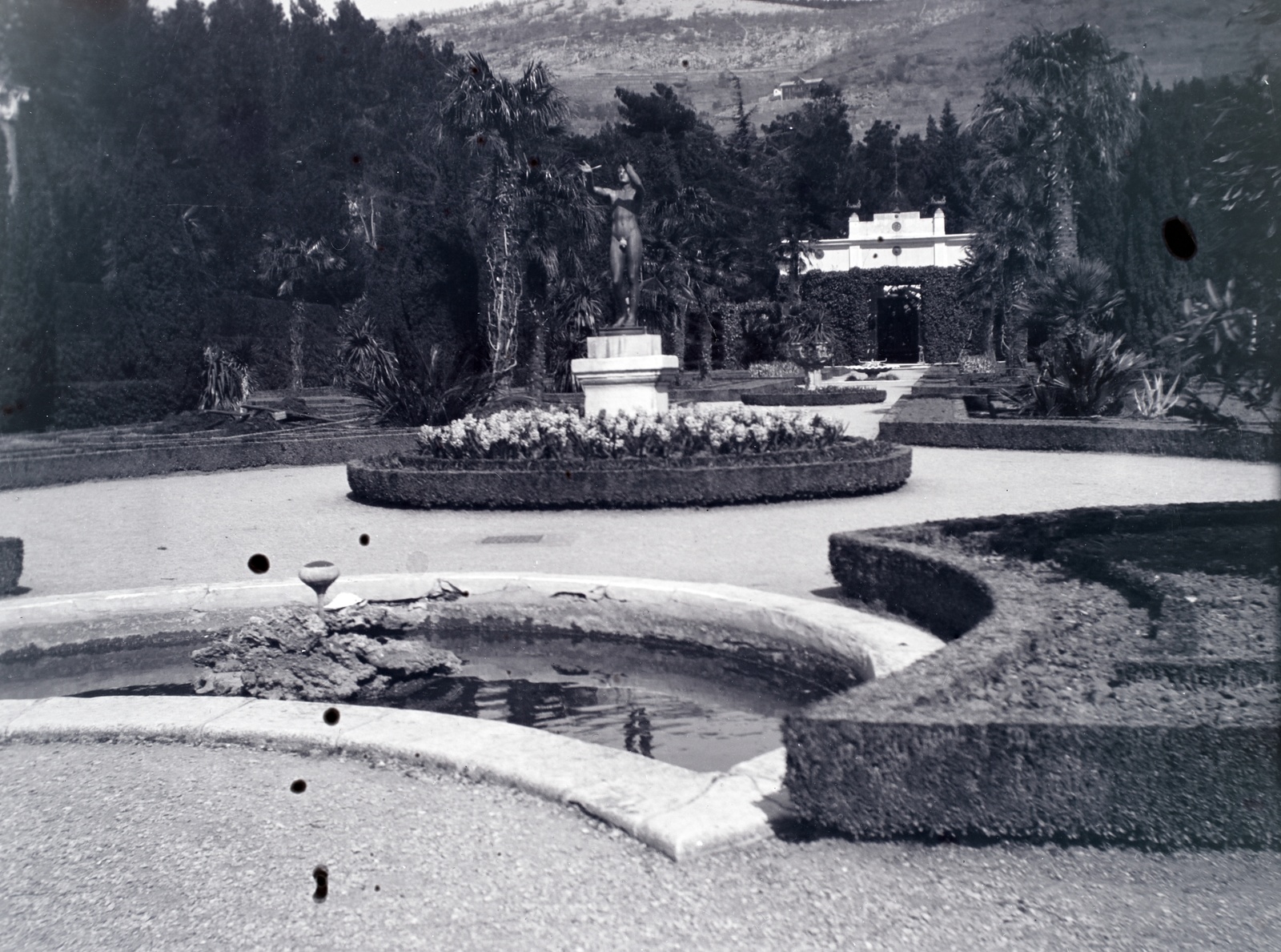 Italy, Trieste, a Miramare kastély díszkertje., 1913, Hanser Mária, fountain, sculpture, hedge, Fortepan #120370