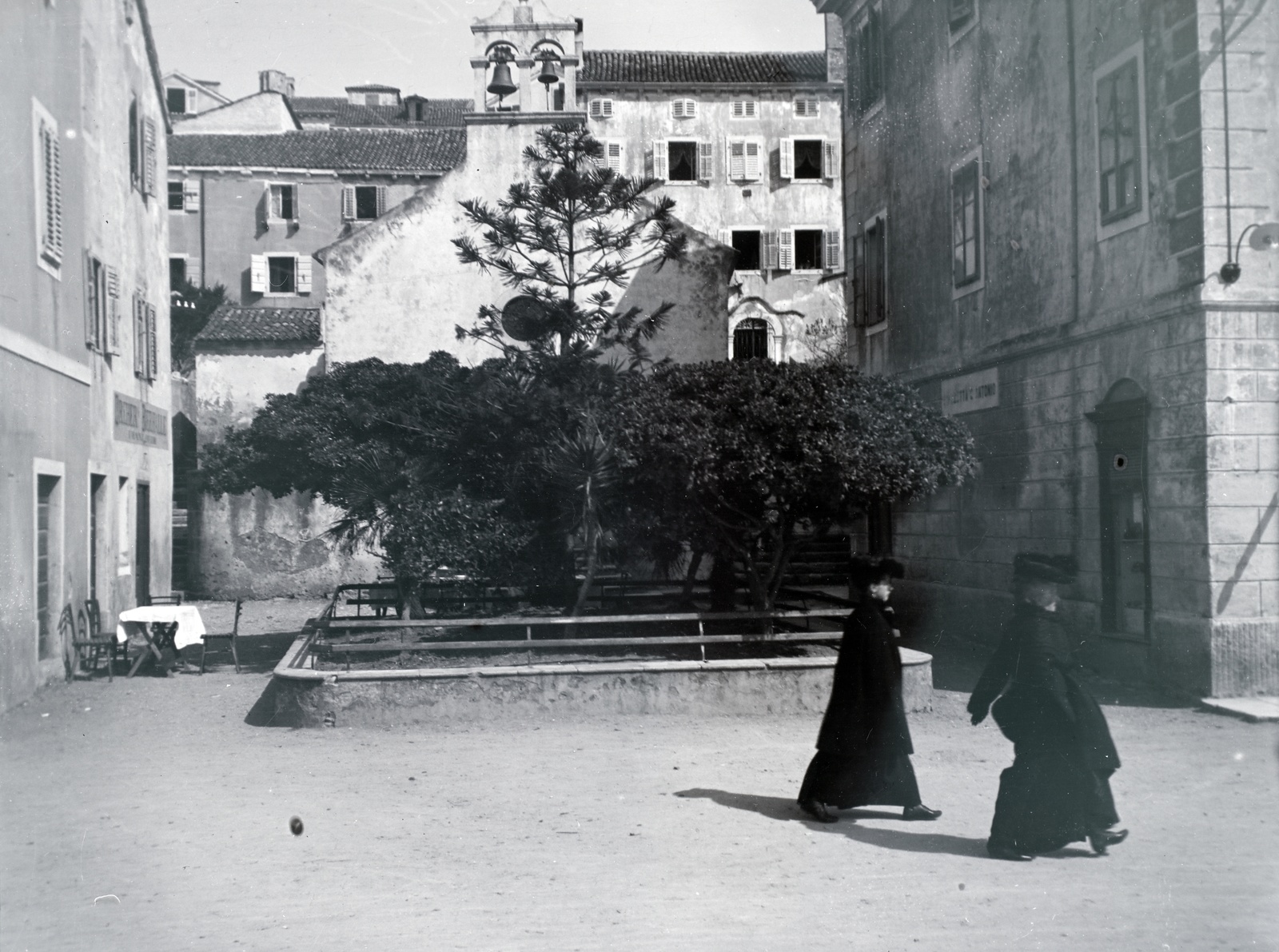 Horvátország,Adria, Mali Losinj, Riva lošinjskih kapetana, szemben a kapelica Sv. Antuna., 1913, Hanser Mária, Fortepan #120371