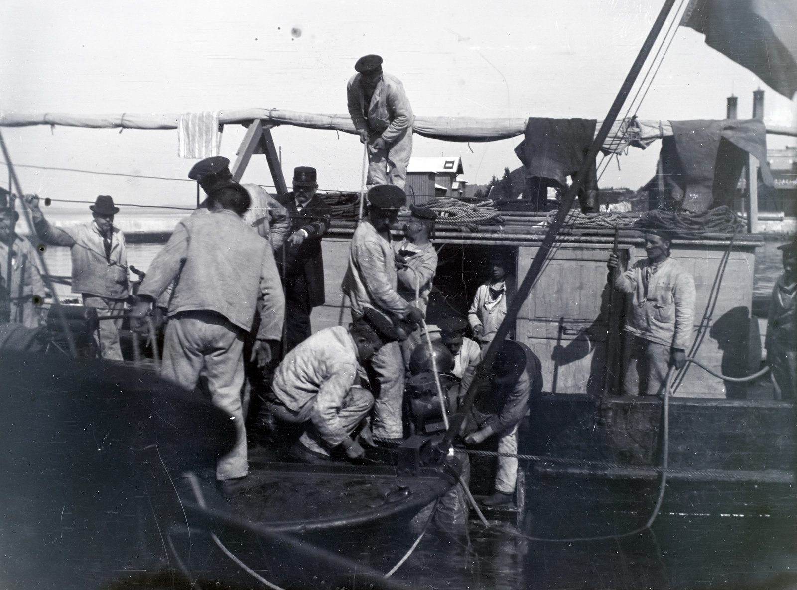 Croatia,Adriatic Sea, Pula, búvár merülését készítik elő az Osztrák-Magyar Monarchia haditengerészetének matrózai., 1913, Hanser Mária, sailor, Fortepan #120373