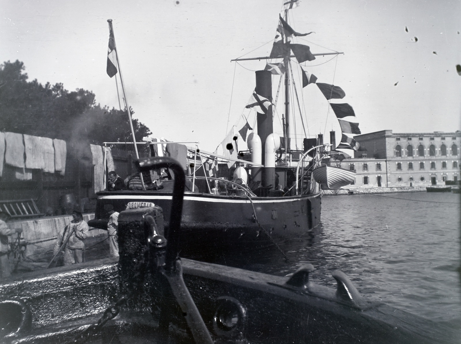 Croatia,Adriatic Sea, Pula, Dromedar, az Osztrák-Magyar Monarchia haditengerészetének vontatógőzöse a kikötőben., 1913, Hanser Mária, sailor, lifeboat, Dromedar-ship, Fortepan #120378