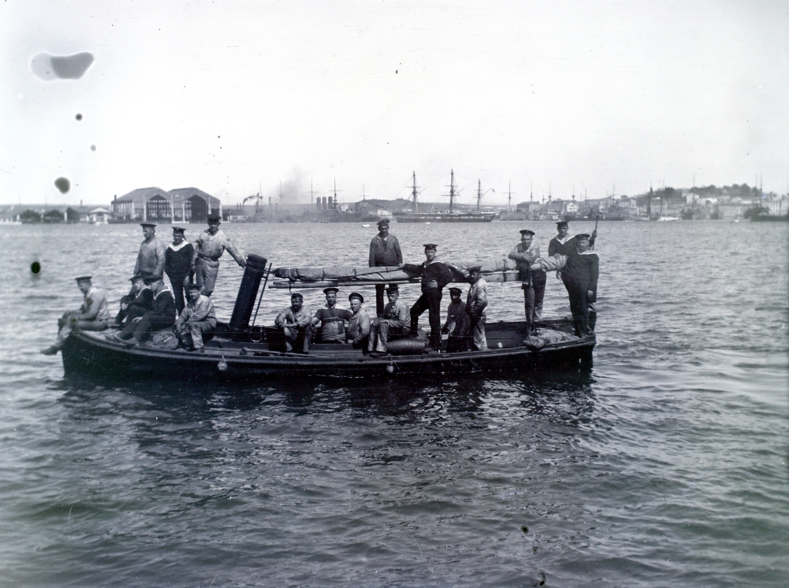 Croatia,Adriatic Sea, Pula, gőzhajtású csónak, háttérben az Osztrák-Magyar Monarchia haditengerészetének kikötője., 1913, Hanser Mária, sailor, Fortepan #120381