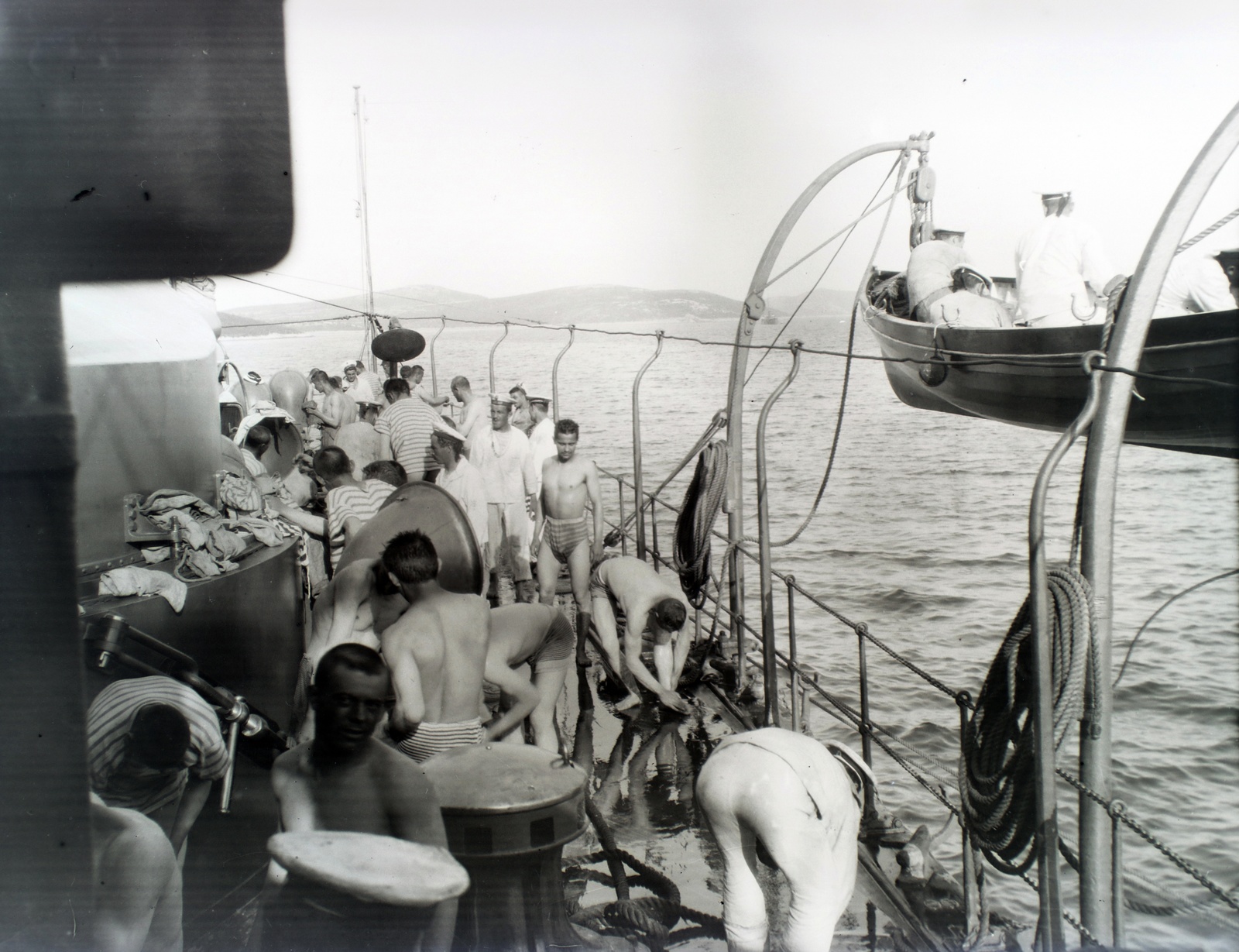 Croatia,Adriatic Sea, matrózok az Osztrák-Magyar Monarchia haditengerészetének hadihajóján., 1913, Hanser Mária, sailor, warship, lifeboat, half-naked, Fortepan #120390
