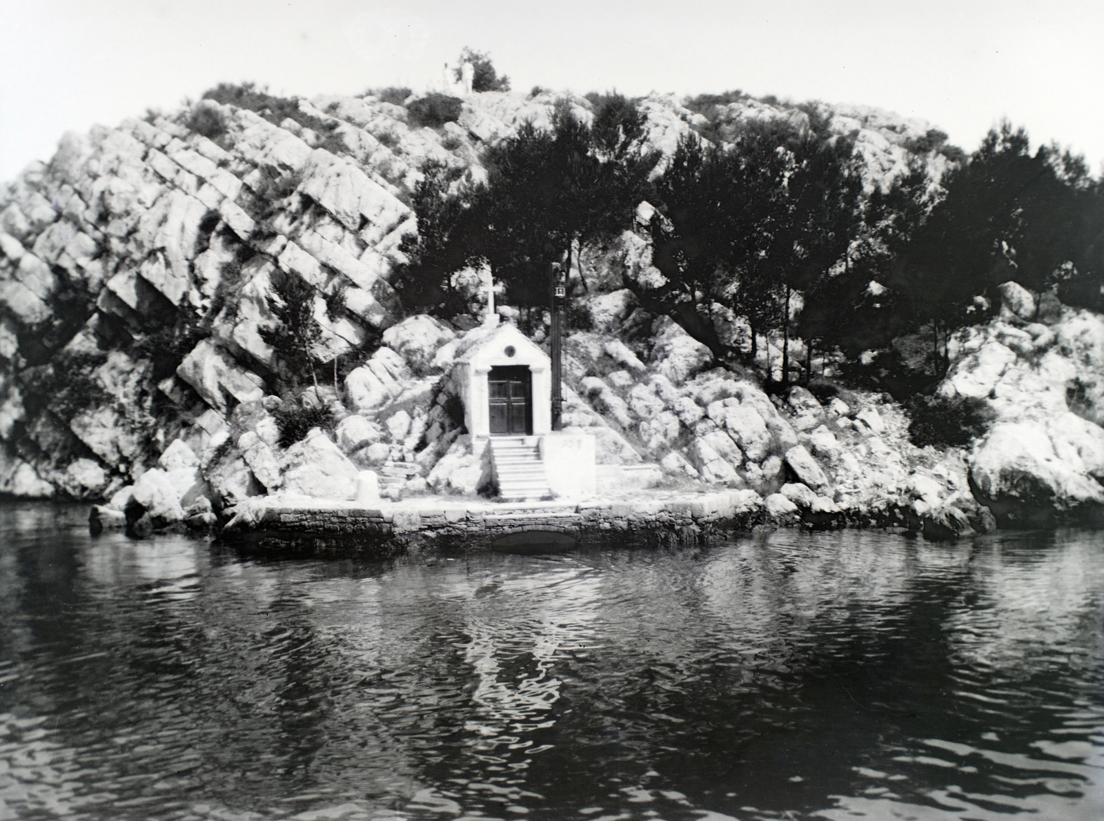 Croatia, Šibenik, kápolna a Szent Antal-csatorna bejáratánál., 1913, Hanser Mária, shore, rock, hillside, chapel, Fortepan #120394