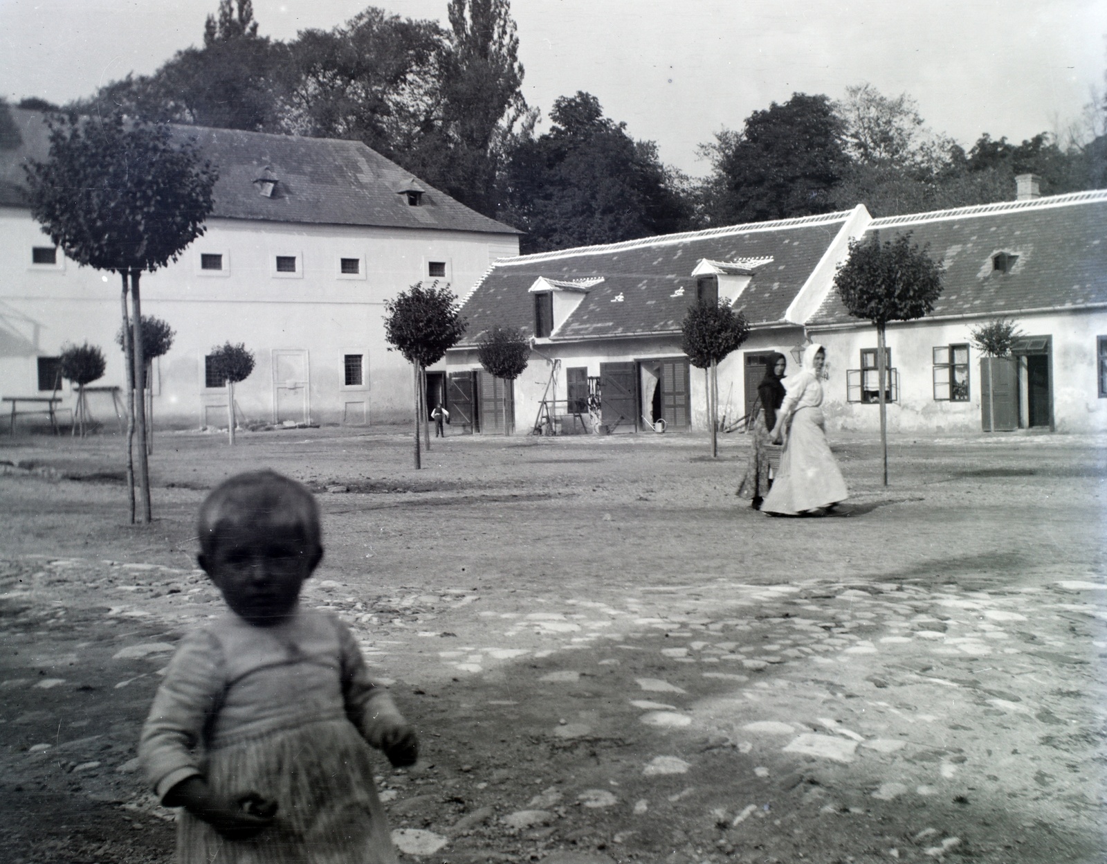 Austria, Eisenstadt, az Esterházy-kastély majorságának udvara (Meierhof)., 1916, Hanser Mária, Fortepan #120402