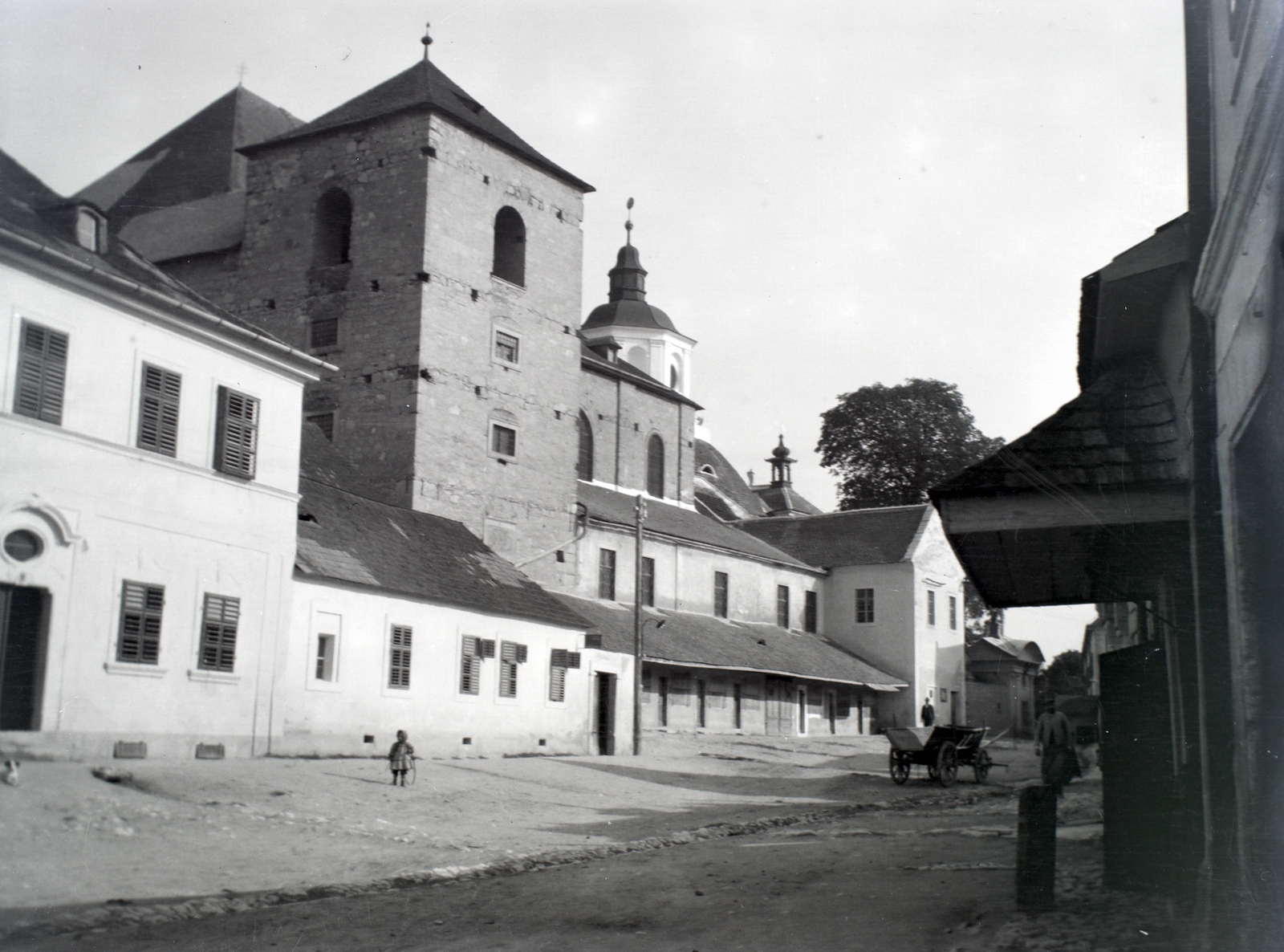 Ausztria, Kismarton, Felsőkismartonhegy (ekkor önálló, később a város része), Kirchengasse, Bergkirche (később Haydn templom néven is ismert), háttérben a Kálváriatemplom kupolája., 1916, Hanser Mária, Fortepan #120407