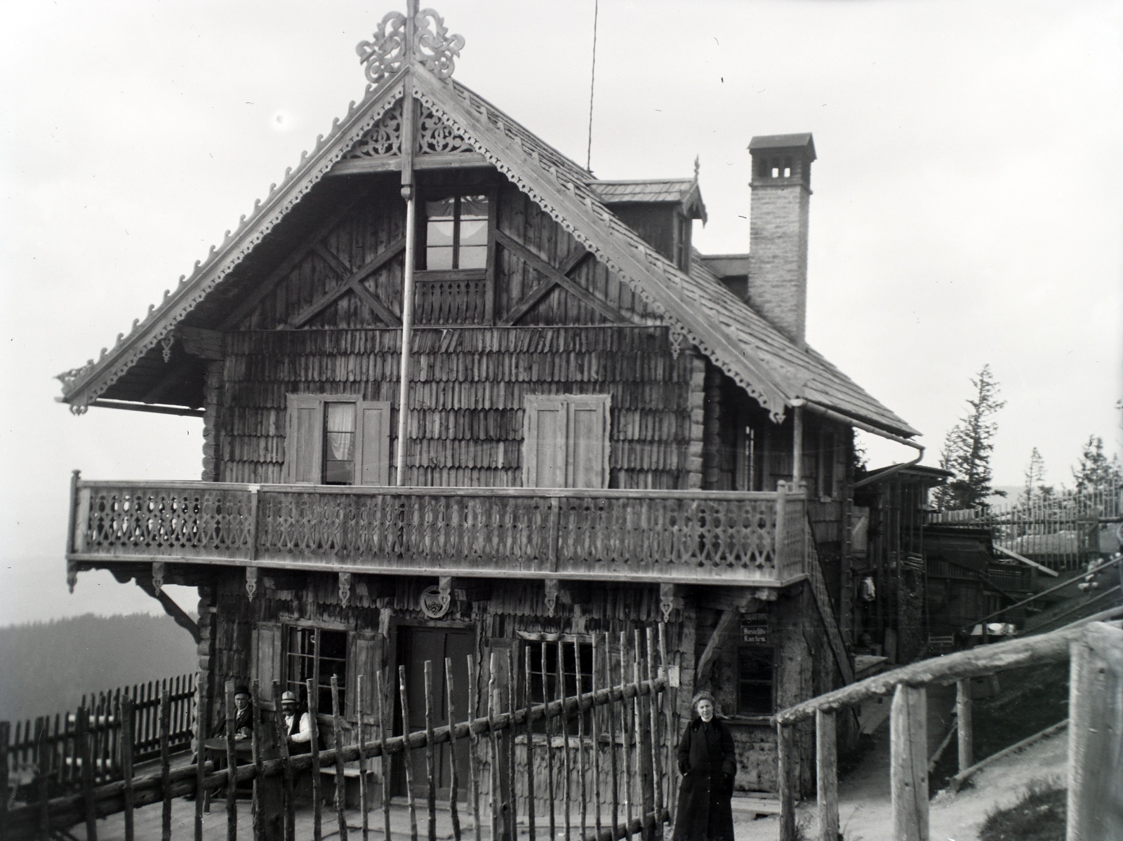 Ausztria, Mariazell, Bürgeralpe, Hans Reisenhofer alpesi fogadója., 1916, Hanser Mária, faház, zsindely, zsebredugott kéz, Fortepan #120412