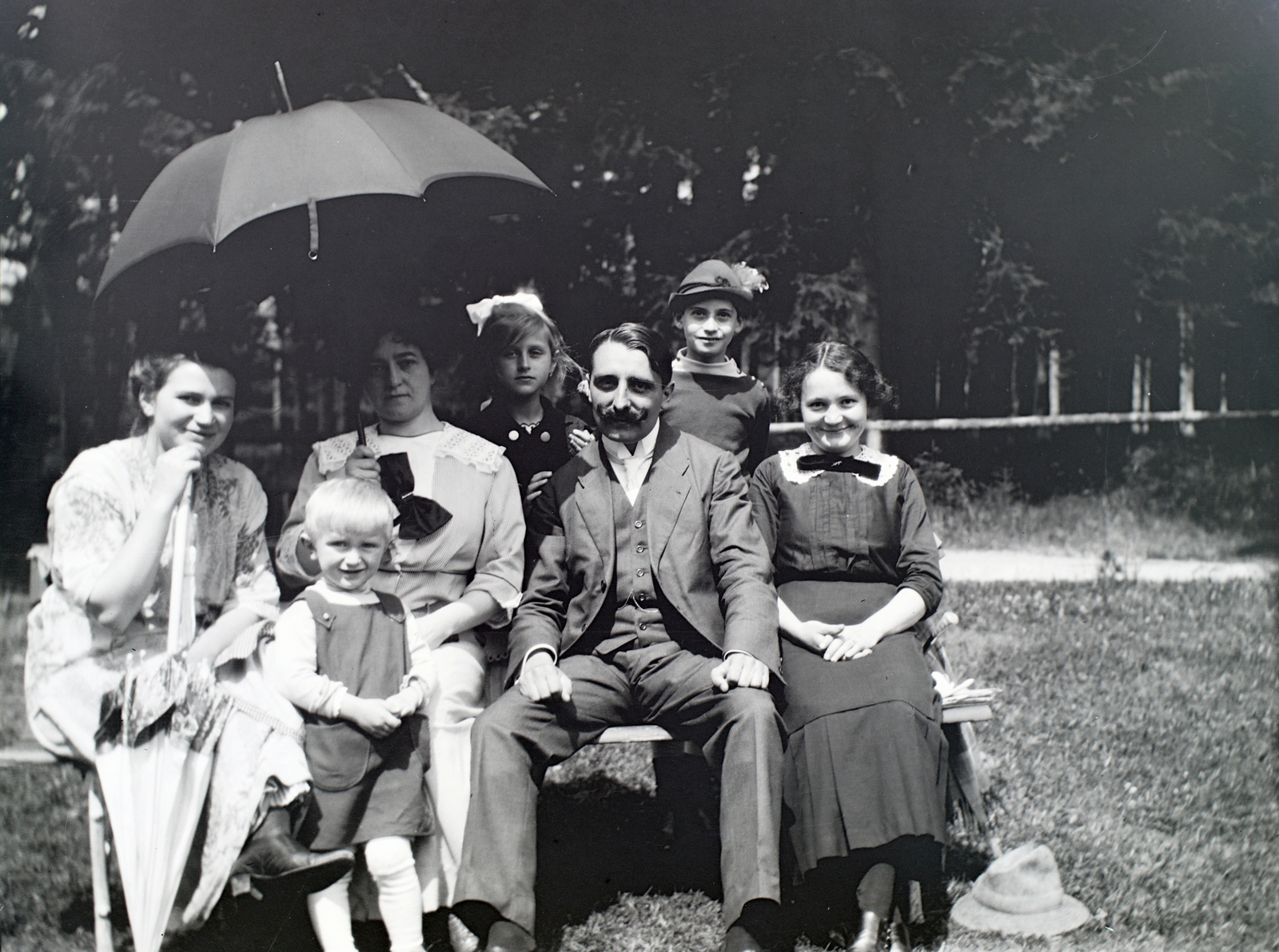 1916, Hanser Mária, family, sunshades, tableau, wide sitting, hat on the ground, Fortepan #120417