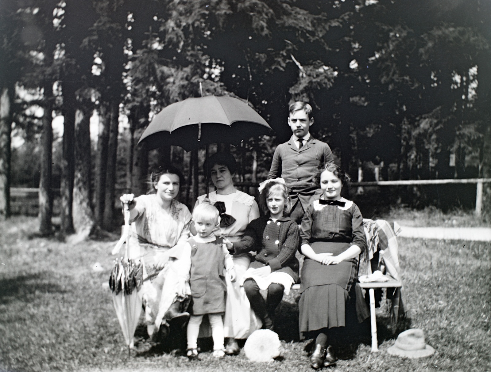 1916, Hanser Mária, family, sunshades, tableau, hat on the ground, Fortepan #120418