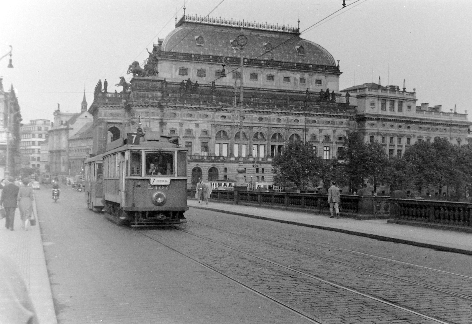 Czech Republik, Prague, a Légió híd (most Legií) és a Nemzeti színház (Národní divadlo)., 1958, Kurutz Márton, Czechoslovakia, bridge, national theater, street view, tram, Renaissance Revival, destination sign, stone bridge, public transport, Josef Zítek-design, Antonín Balšánek-design, Ringhoffer-brand, public transport line number, Fortepan #12042