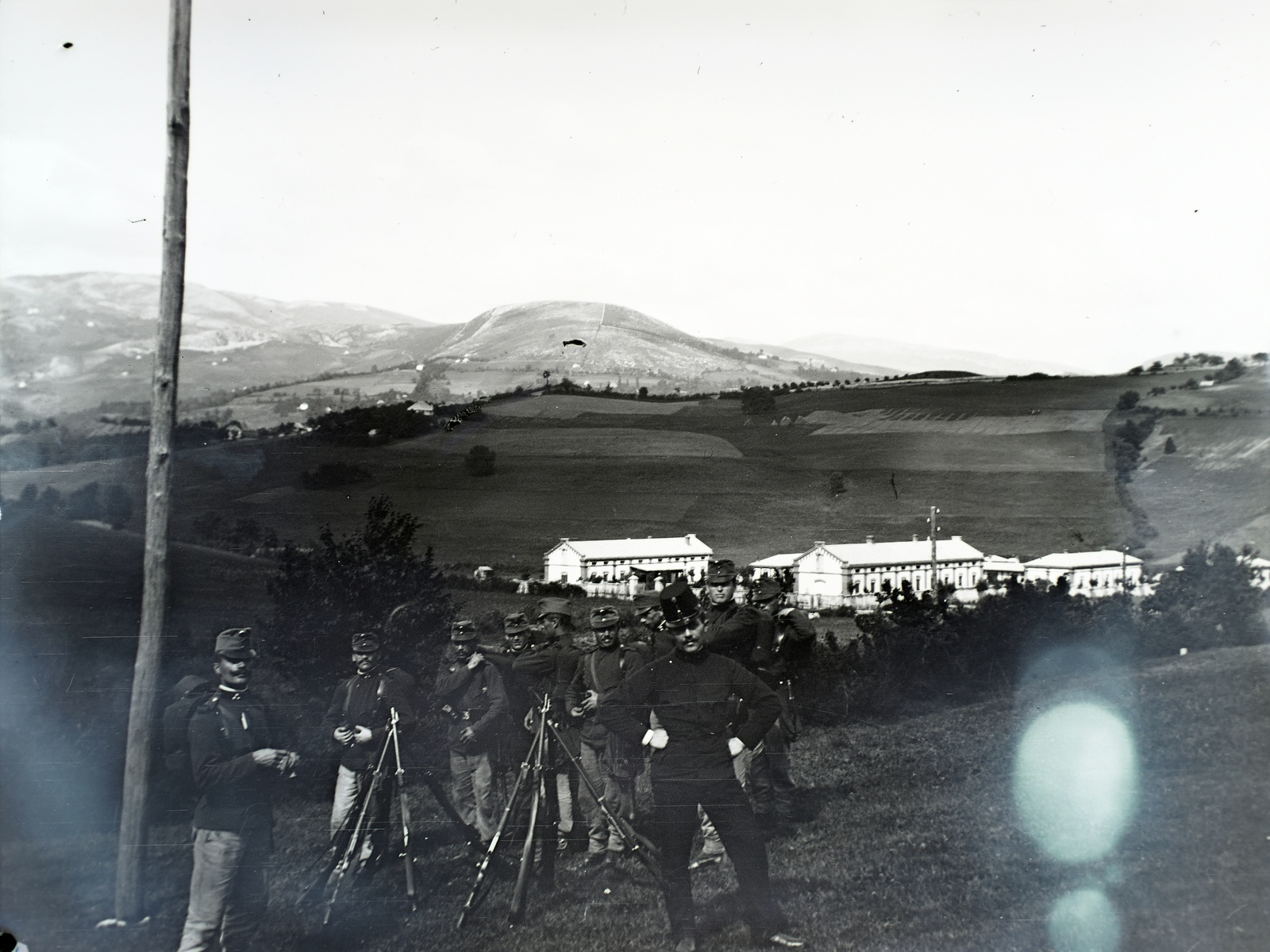 Bosnia and Herzegovina, Sarajevo, Koševo városrész, szemben a Grdonj hegy., 1915, Hanser Mária, soldier, akimbo, Fortepan #120432