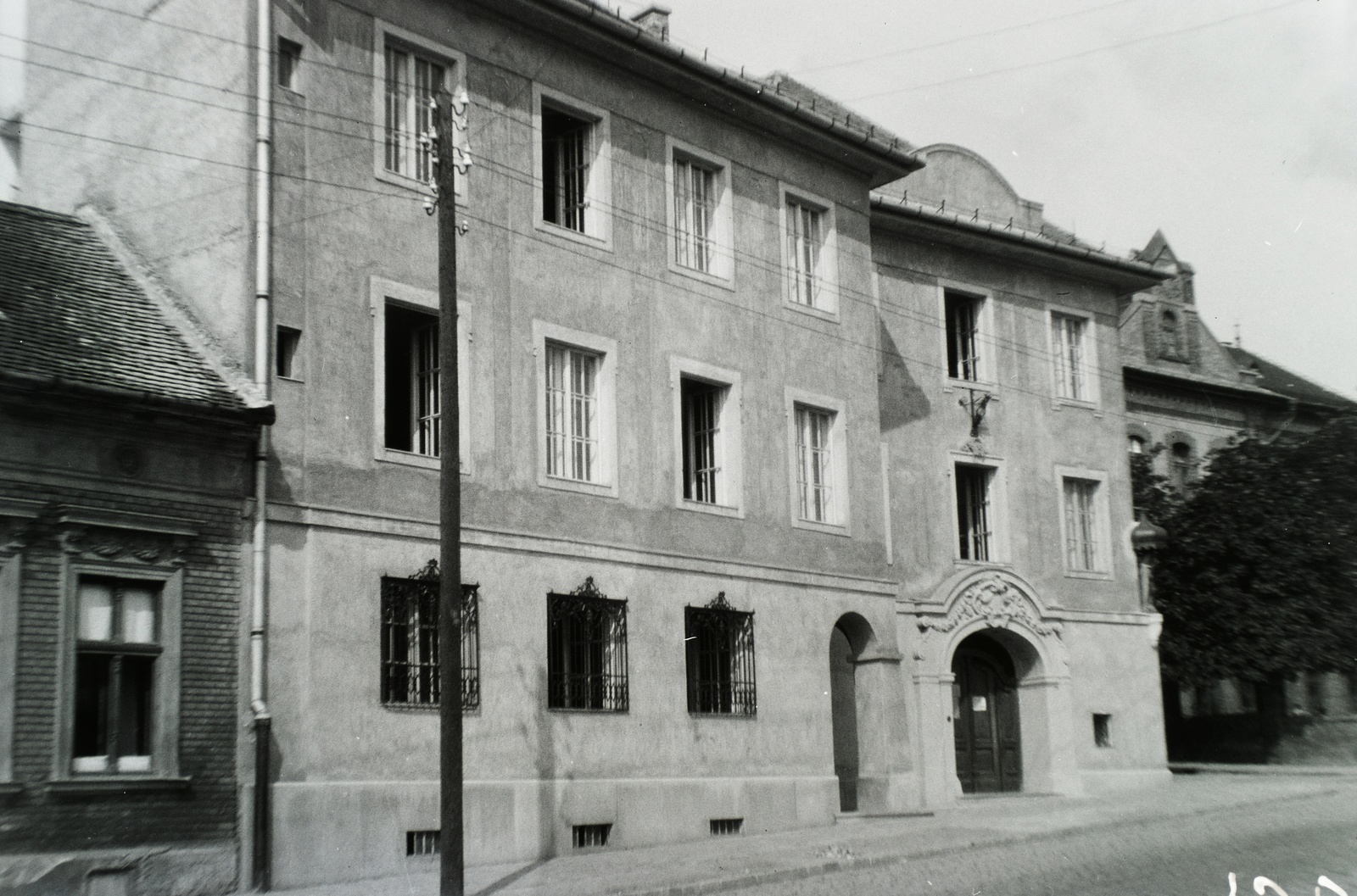 Hungary, Budapest II., Ürömi utca 60-62., a Budapest-újlaki római katolikus egyházközség kultúrháza. Jobbra a Lublói utca., 1929, Hanser Mária, cornerhouse, Budapest, Fortepan #120474