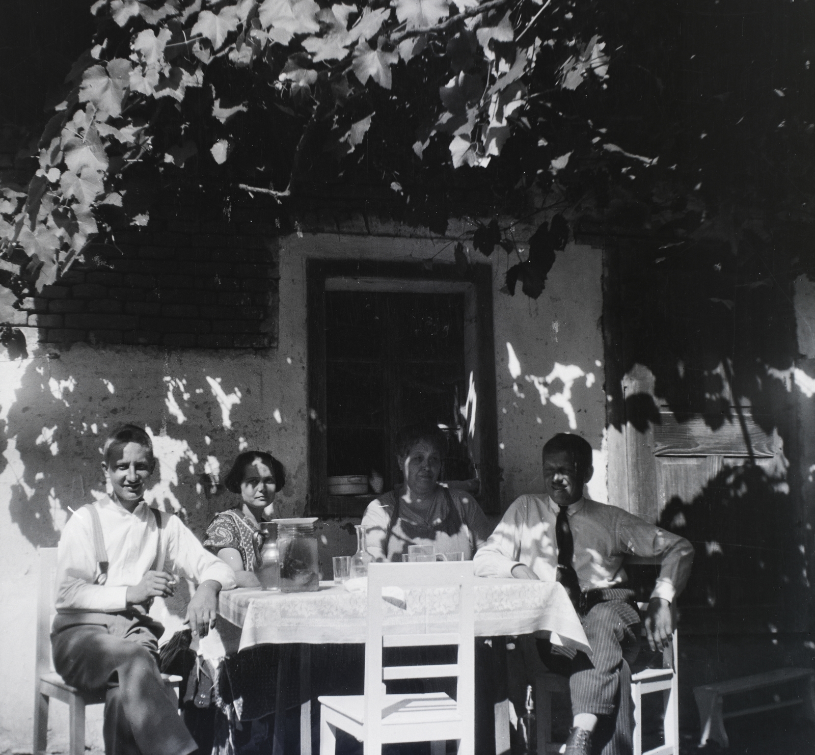 1930, Hanser Mária, udvar, pohár, árnyék, társaság, kerti bútor, borkínáló üveg, karaf, kancsó, kovászos uborka, Fortepan #120485