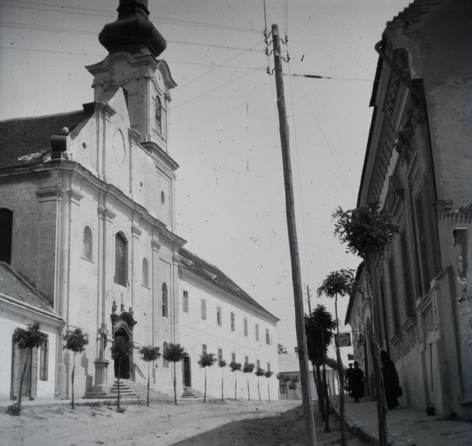 Hungary, Dunaföldvár, Rákóczi utca, Szent Anna ferences templom, hátul a ferences rendház (később Magyar László Gimnázium)., 1928, Hanser Mária, church, street view, Baroque-style, Fortepan #120500