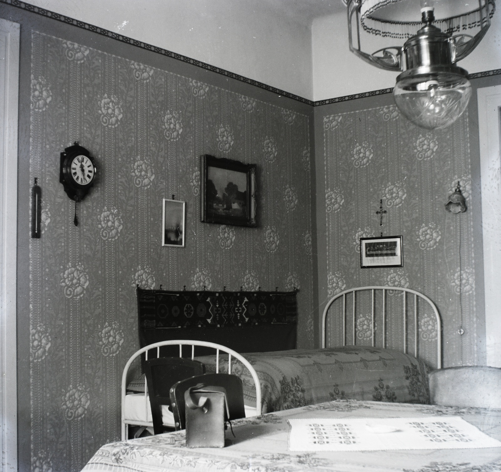1929, Hanser Mária, interior, wall clock, wallpaper, iron bed, chandelier, Fortepan #120505