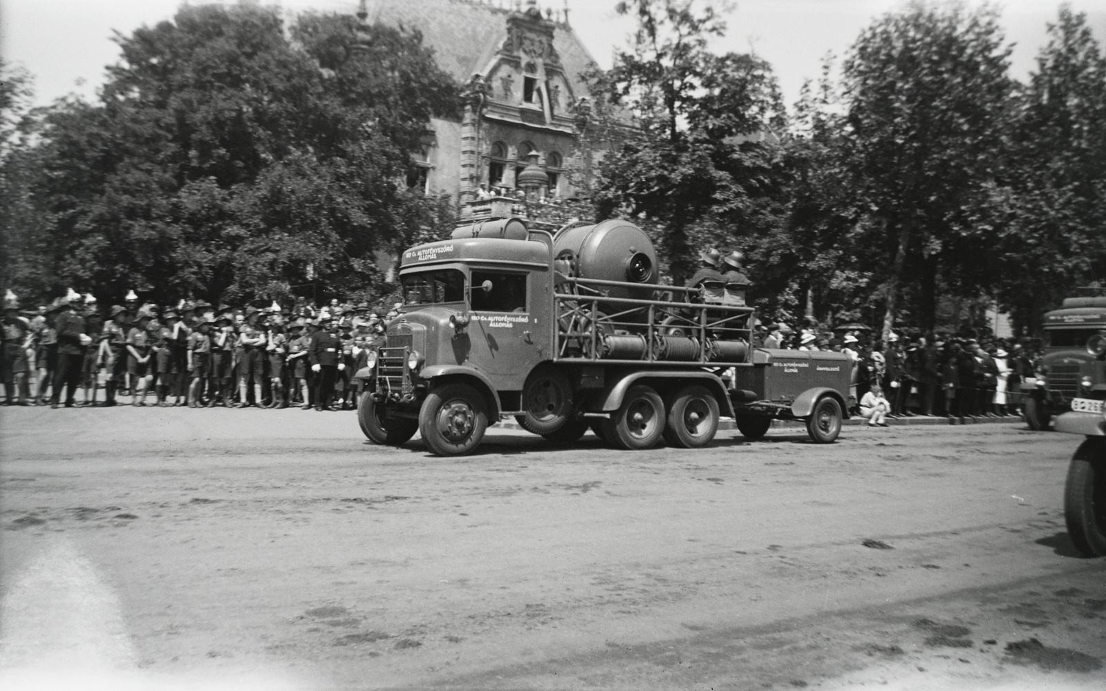 Hungary, Budapest VI., Andrássy út, III. Viktor Emánuel olasz király tiszteletére rendezett katonai díszszemle, 1937. május 20-án. Háttérben a Rippl-Rónai (Bulyovszky) utca sarkán az Andrássy út 124., a Bulyovszky villa látható., 1937, Hanser Mária, commercial vehicle, Fiat-brand, Italian brand, Budapest, air defense, Fortepan #120515