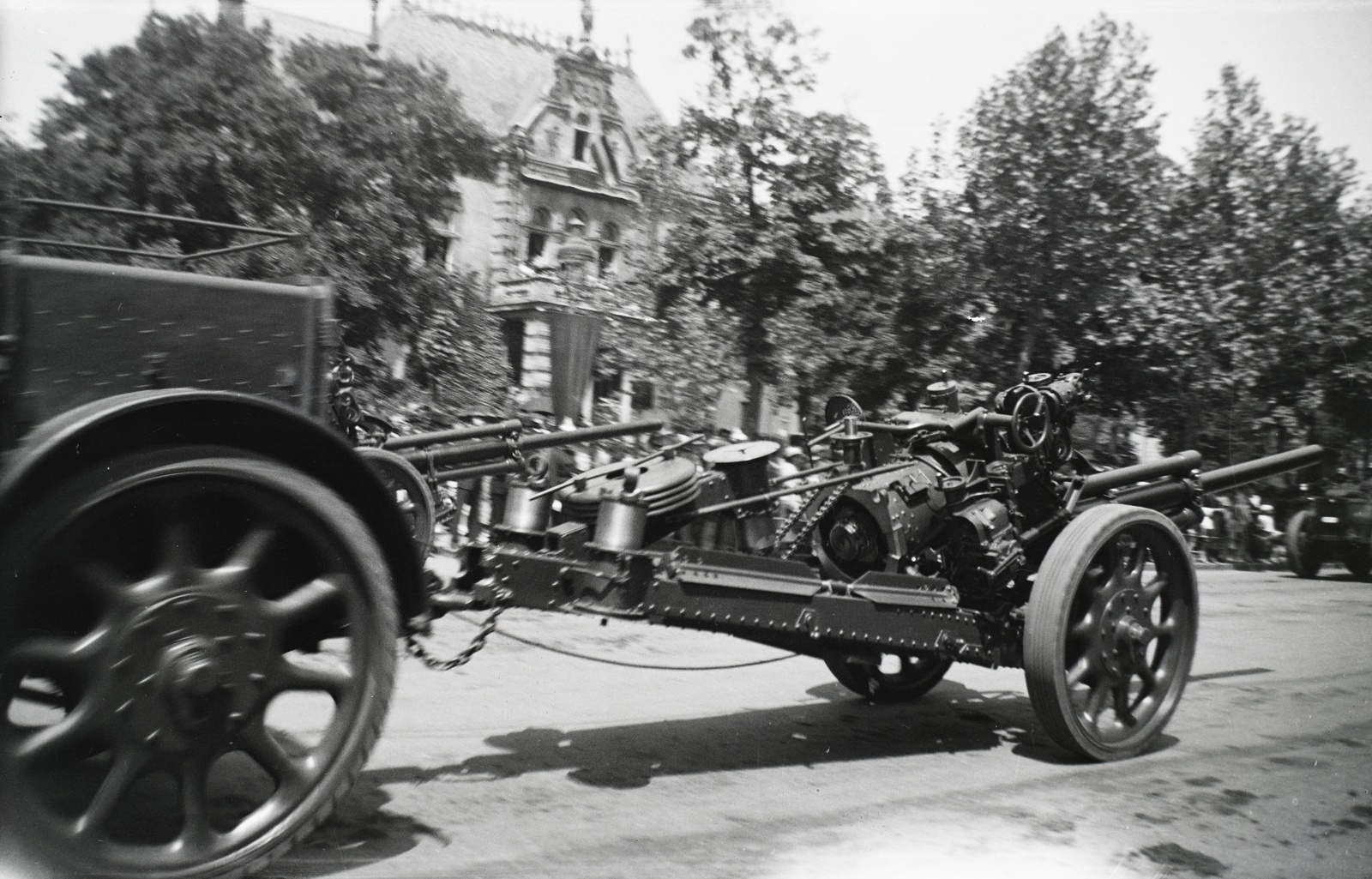Hungary, Budapest VI., Andrássy út, III. Viktor Emánuel olasz király tiszteletére rendezett katonai díszszemle, 1937. május 20-án. Háttérben a Rippl-Rónai (Bulyovszky) utca sarkán az Andrássy út 124., a Bulyovszky villa látható., 1937, Hanser Mária, cannon, ordnance, artillery, Budapest, Fortepan #120516