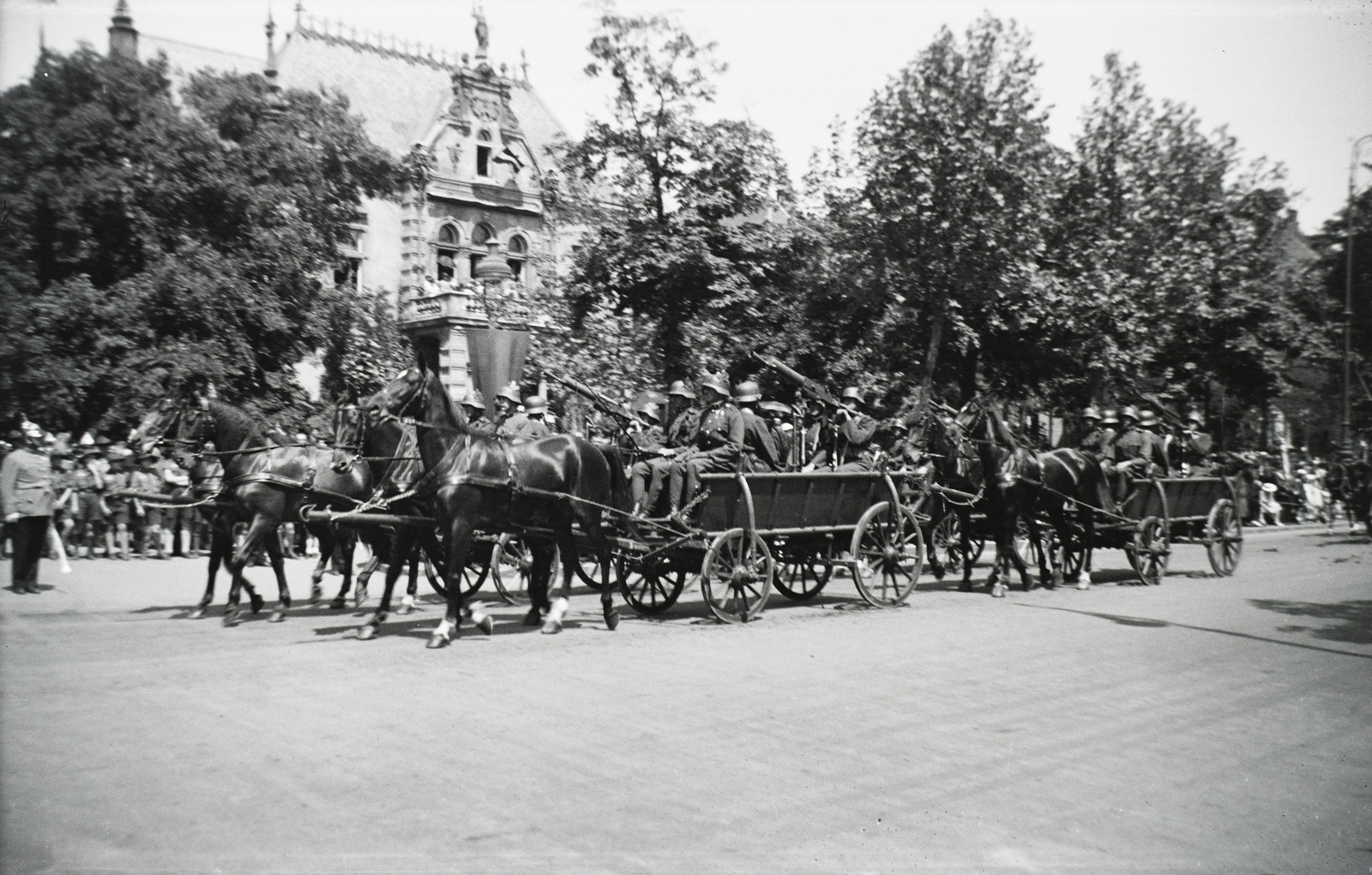Hungary, Budapest VI., Andrássy út, III. Viktor Emánuel olasz király tiszteletére rendezett katonai díszszemle, 1937. május 20-án. Háttérben a Rippl-Rónai (Bulyovszky) utca sarkán az Andrássy út 124., a Bulyovszky villa látható., 1937, Hanser Mária, Horse-drawn carriage, Schwarzlose-brand, Budapest, Fortepan #120519