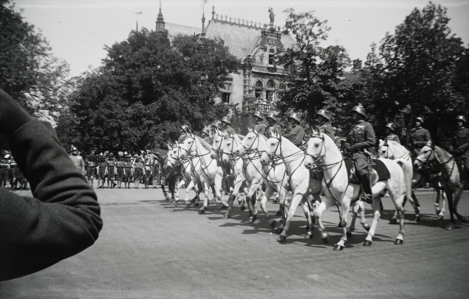 Hungary, Budapest VI., Andrássy út, III. Viktor Emánuel olasz király tiszteletére rendezett katonai díszszemle, 1937. május 20-án. Háttérben a Rippl-Rónai (Bulyovszky) utca sarkán az Andrássy út 124., a Bulyovszky villa látható., 1937, Hanser Mária, parade, Budapest, cavalry, Fortepan #120521