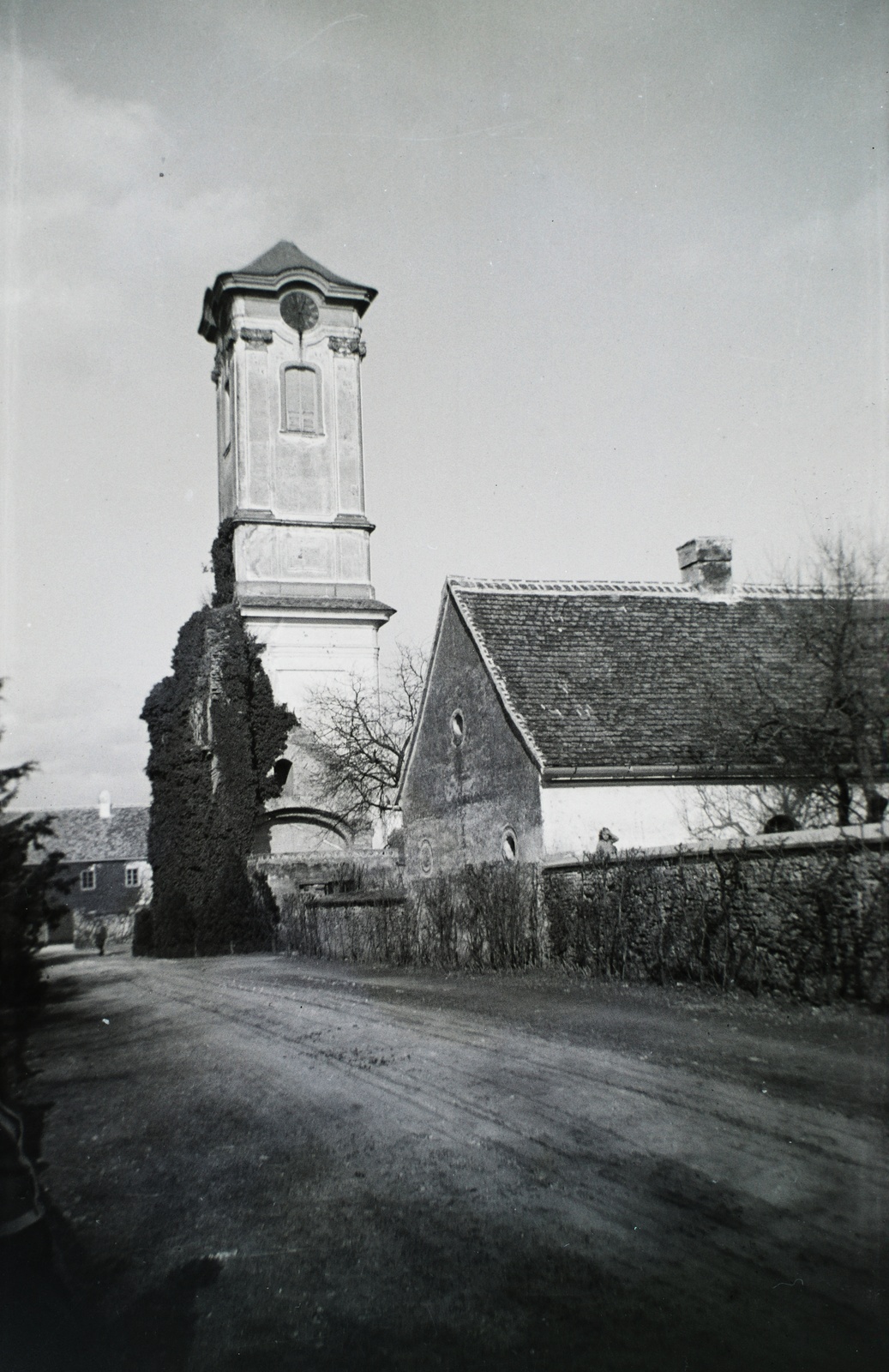 Magyarország, Oroszlány,Majkpuszta, Kamalduli remeteség. Szemben a templomból megmaradt csonkán álló torony, 1935, Hanser Mária, Fortepan #120528