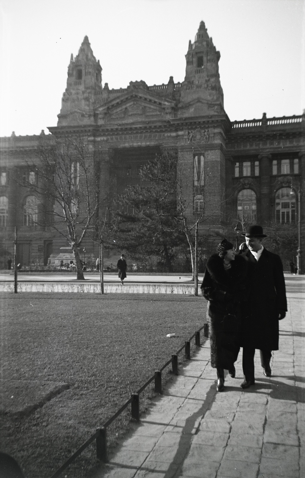 Magyarország, Budapest V., Szabadság tér, háttérben a Tőzsdepalota., 1935, Hanser Mária, Budapest, Fortepan #120532