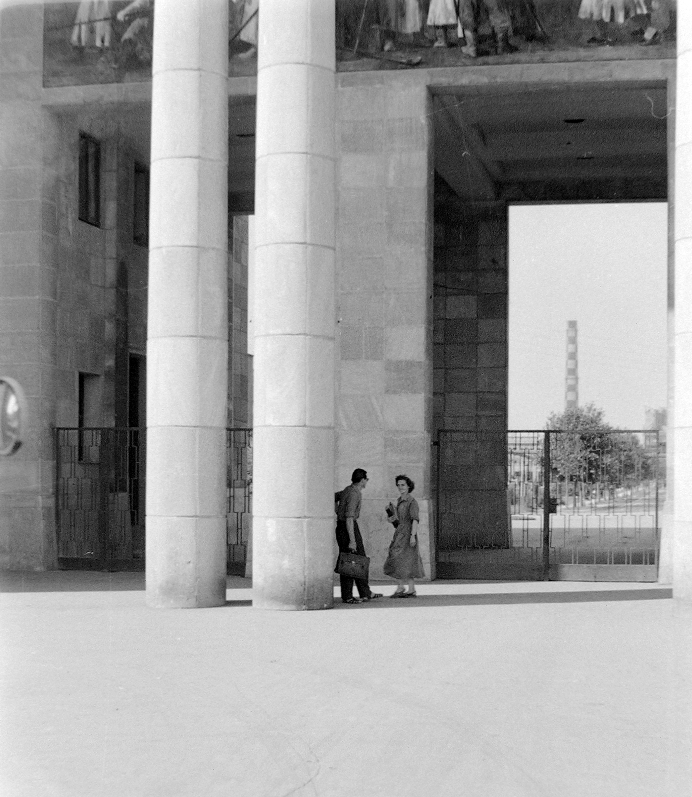 Hungary, Dunaújváros, (Sztálinváros) Dunai Vasmű., 1958, Kurutz Márton, gate, man and woman, pillar, Fortepan #12054
