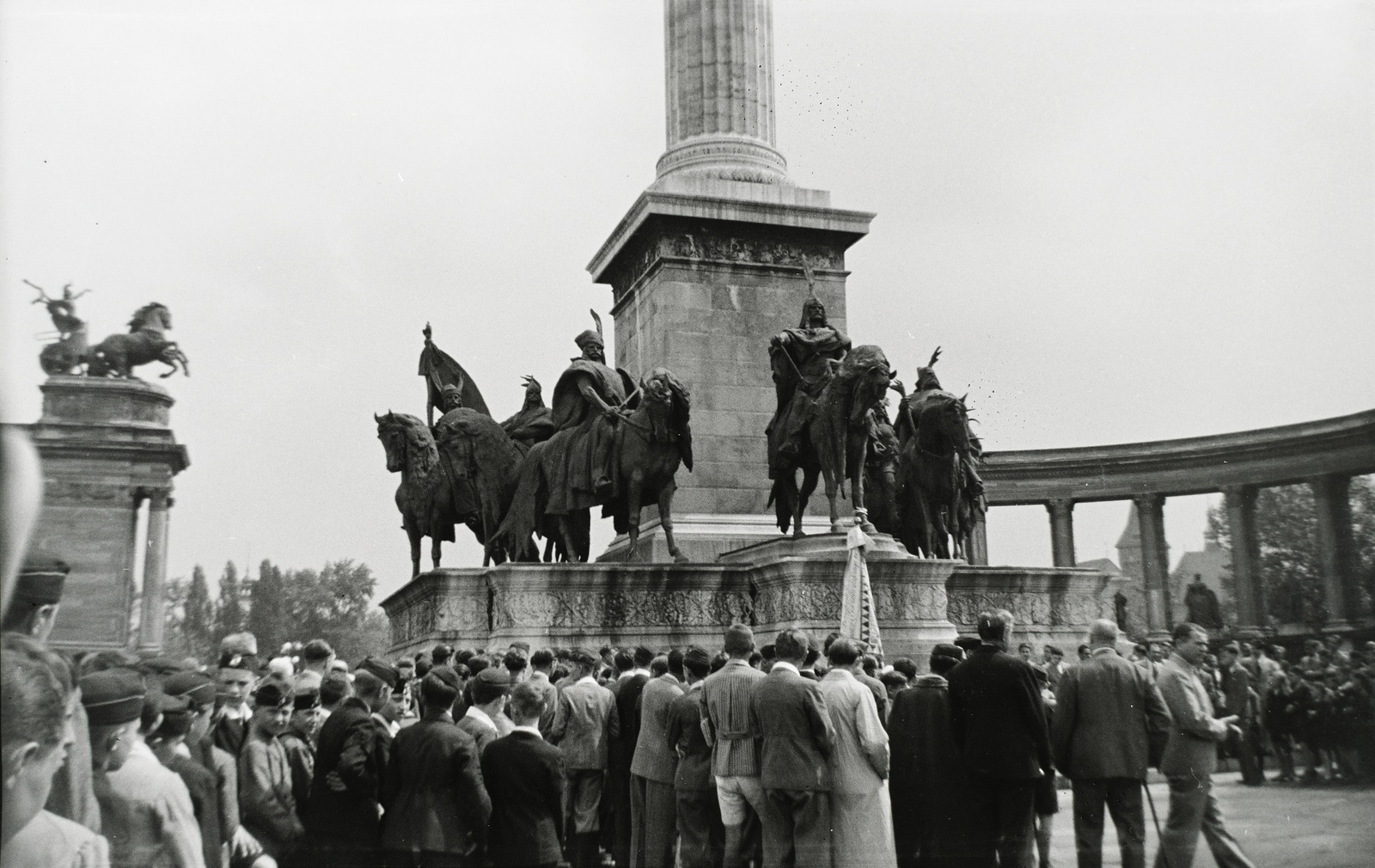 Magyarország, Budapest XIV., Hősök tere, Millenniumi emlékmű., 1935, Hanser Mária, lovas szobor, Budapest, Árpád-ábrázolás, Fortepan #120544