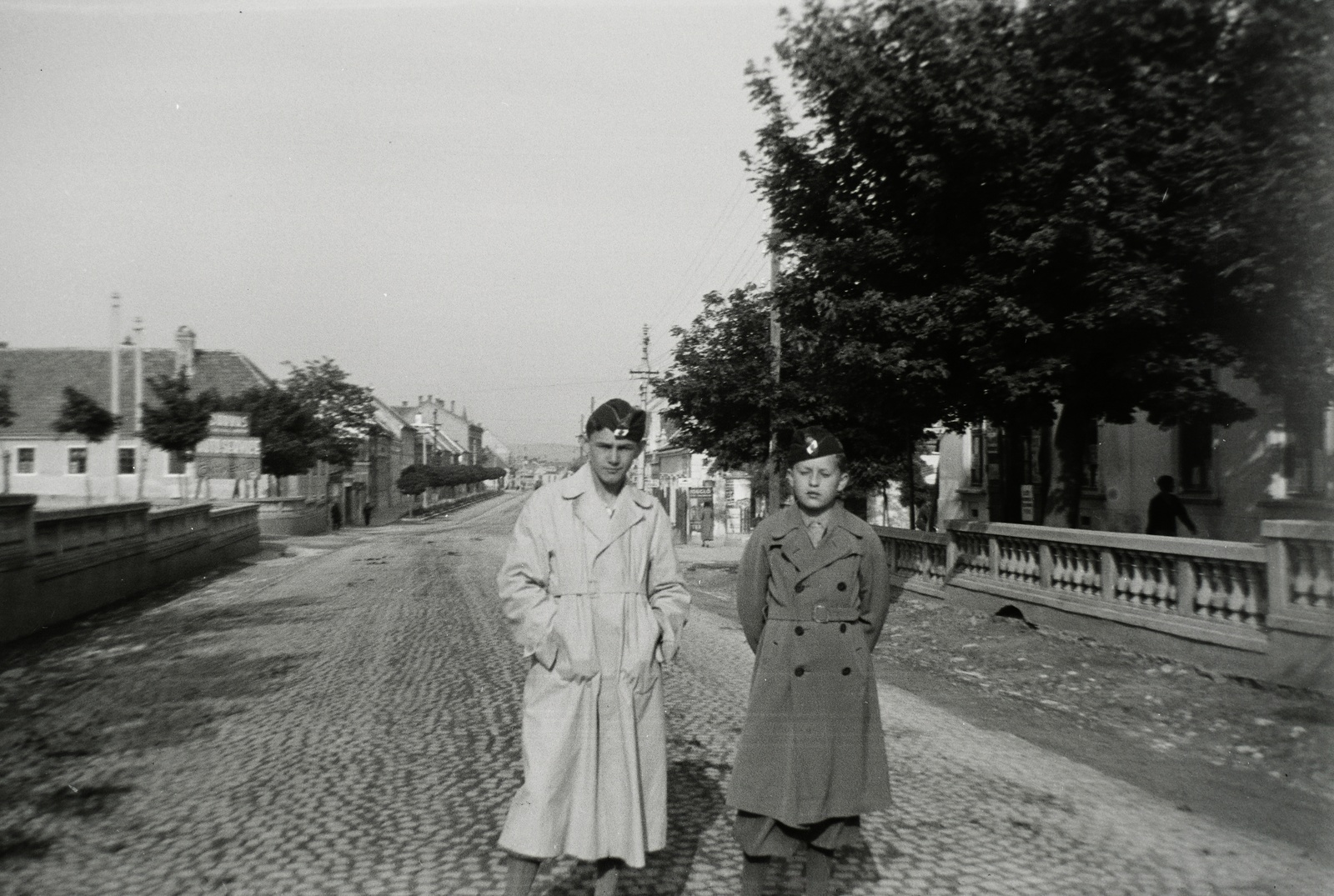 Magyarország, Veszprém, Budapest út (Palotai tér), szemben a Kossuth Lajos utca, jobbra az Erzsébet szálló étterme., 1935, Hanser Mária, hátratett kéz, zsebredugott kéz, Fortepan #120547