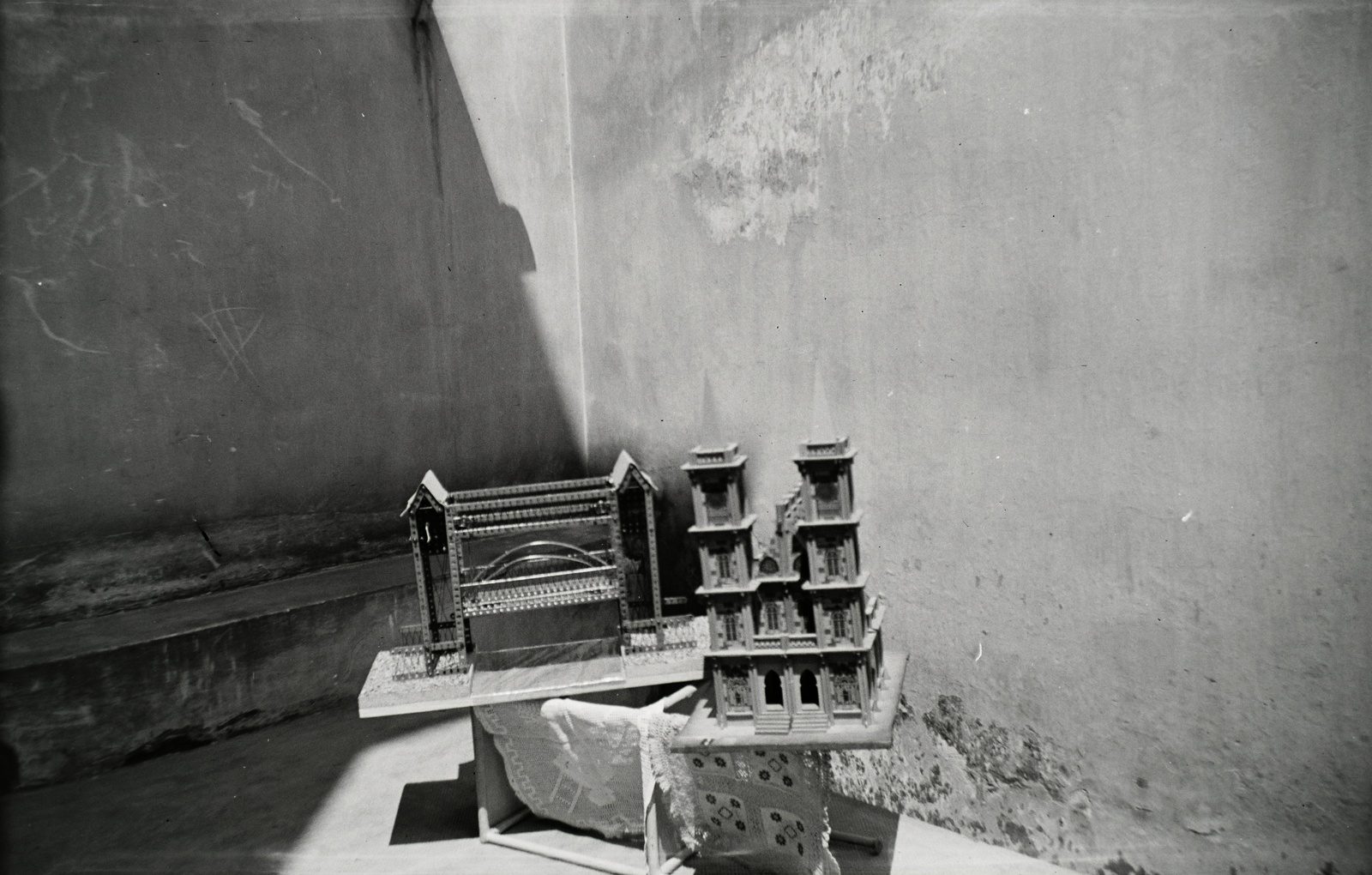 Hungary, Budapest II., a felvétel a Daru utca 10. számú ház bejárata előtt készült., 1931, Hanser Mária, model, Budapest, Fortepan #120551