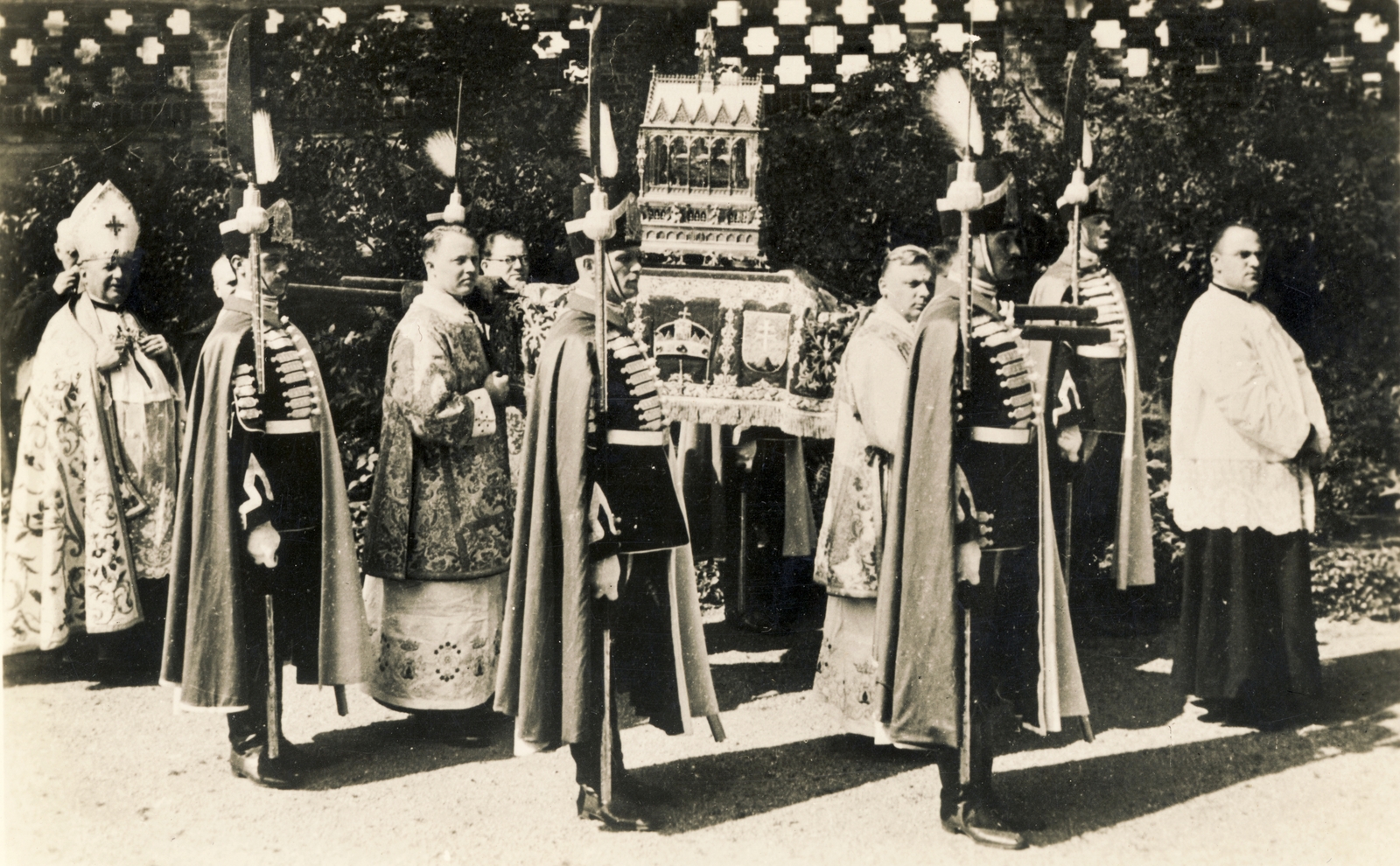 Hungary, a Szent Jobb és kísérete, hátul Mészáros János érseki helytartó, a Szent Jobb őre., 1938, Hanser Mária, Fortepan #120557