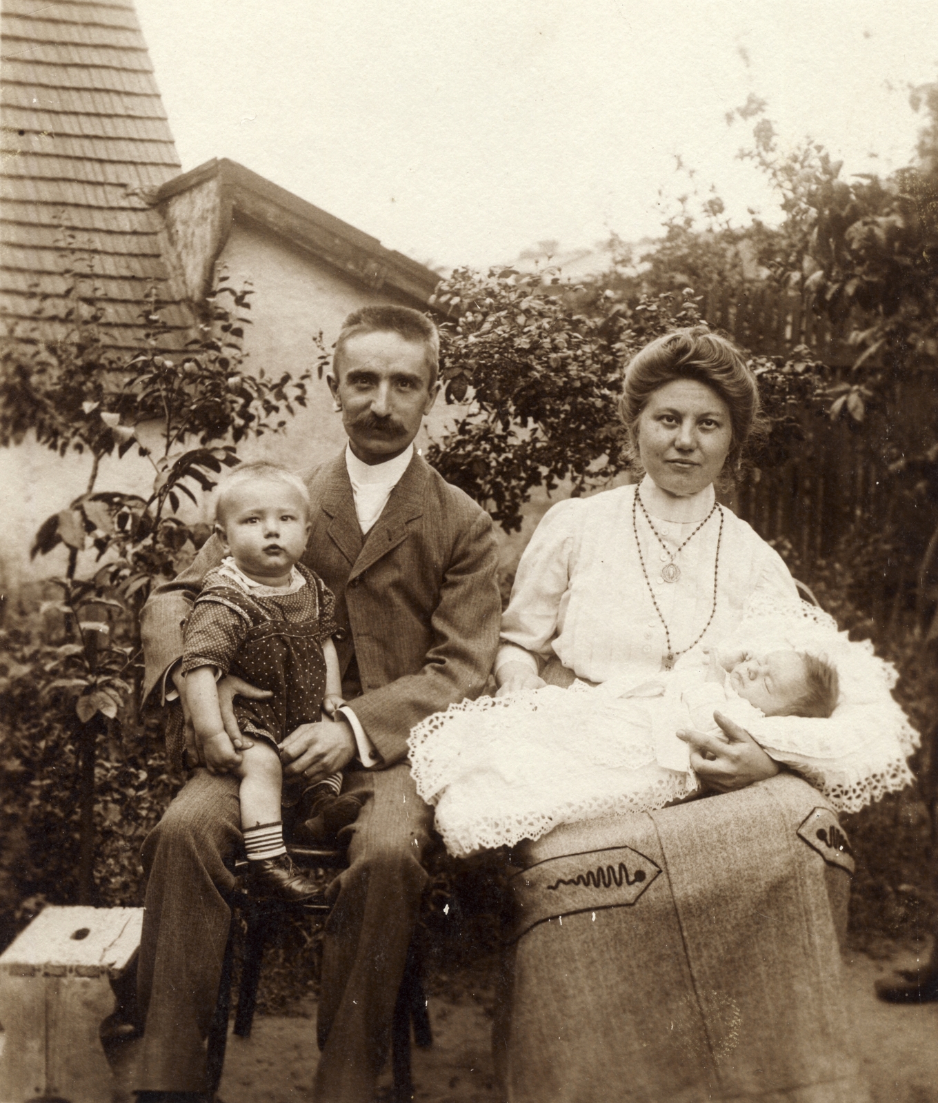 1913, Hanser Mária, family, yard, tableau, newborn, footstool, Fortepan #120567